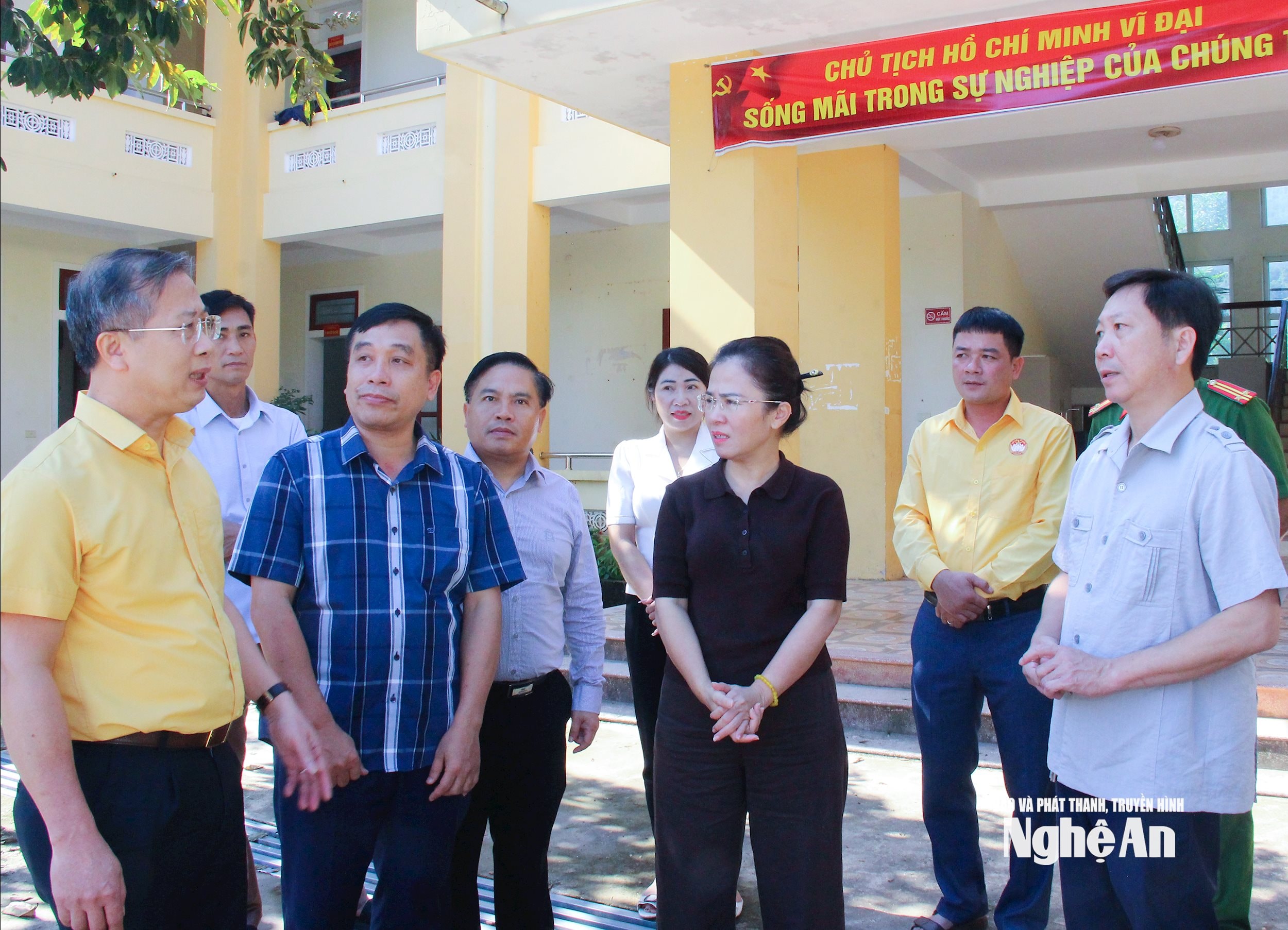  Đoàn công tác của tỉnh giám sát việc triển khai công tác khắc phục, hỗ trợ người dân bị ảnh hưởng thiên tai tại xã Nga My. Ảnh Mai Hoa