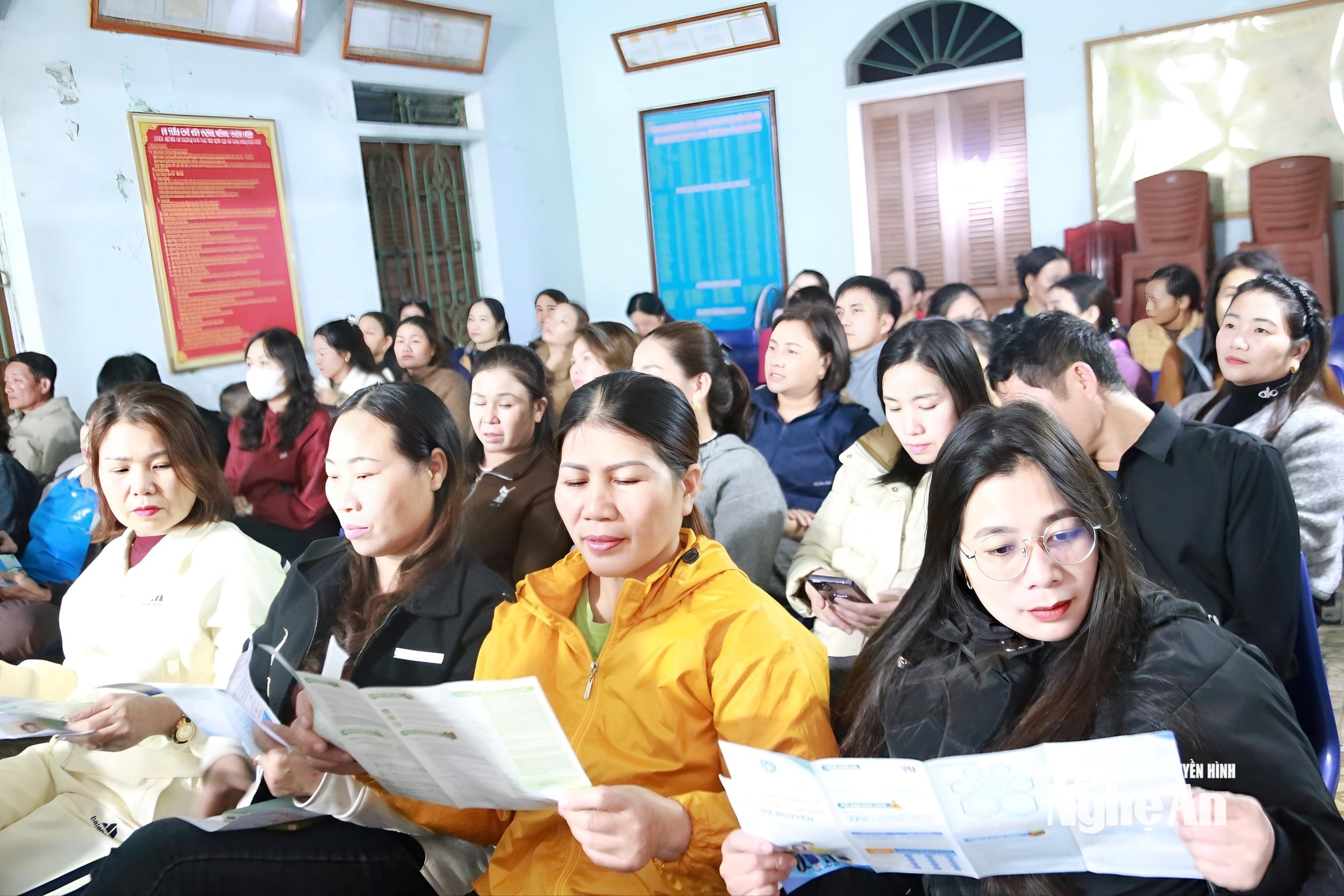 Đẩy mạnh công tác tuyên truyền để người dân tiếp cận chính sách mới về BHXH, BHYT. Ảnh: CSCC