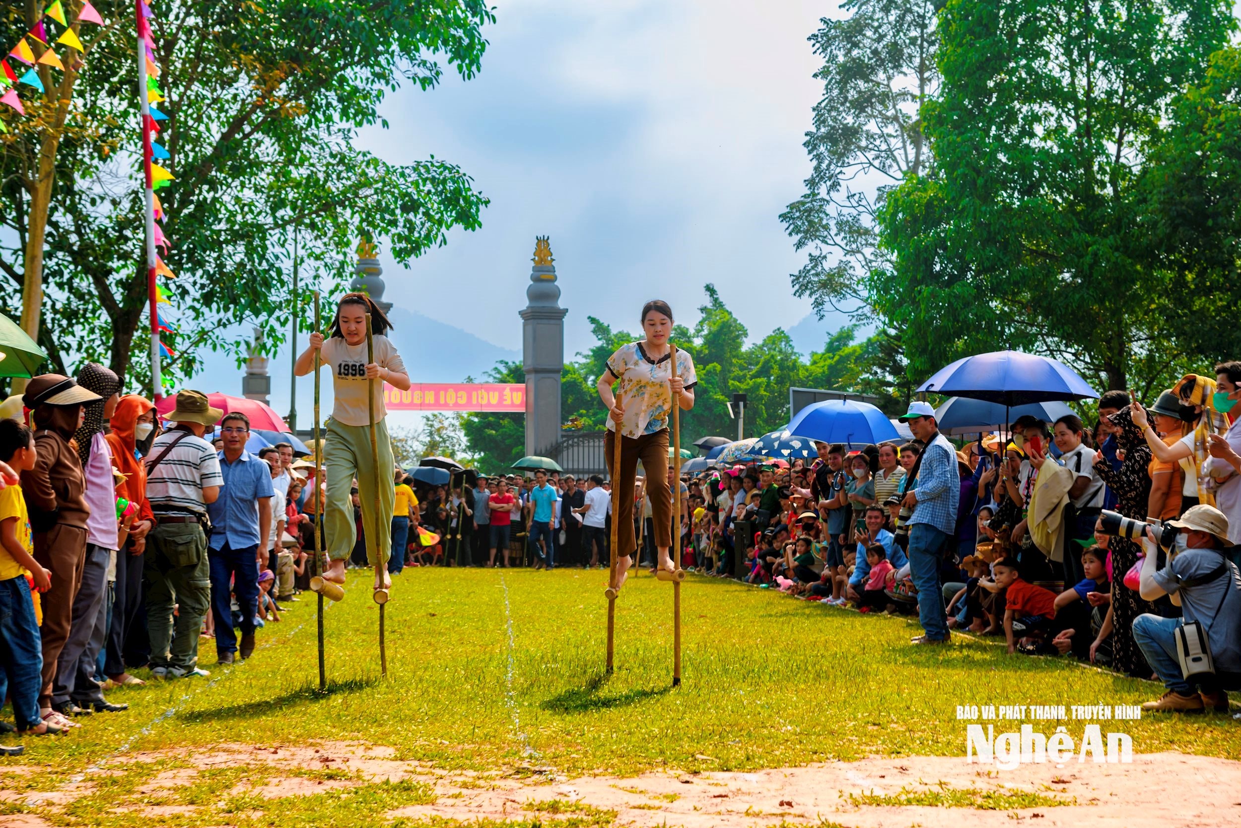 Lễ hội Đền Chín gian. Ảnh Nhật Thanh