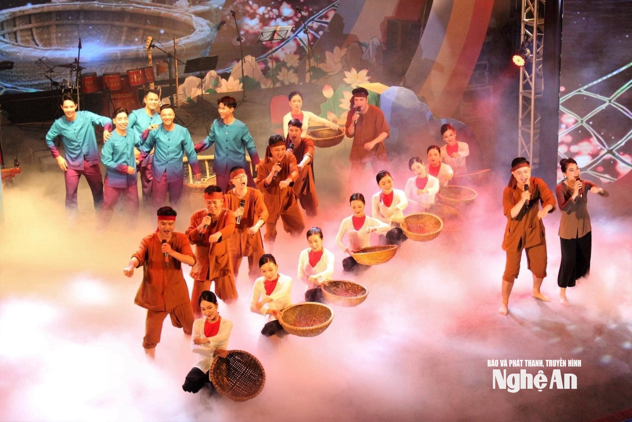 Tiết mục biểu diễn của CLB Dân ca ví, giặm xã Hưng Nguyên trong một không gian diễn xướng. Ảnh CSCC