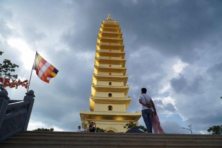Bảo tháp Quang Minh cao 13 tầng dát vàng rực rỡ tại chùa Trúc Lâm Phụng Thùy Sơn
