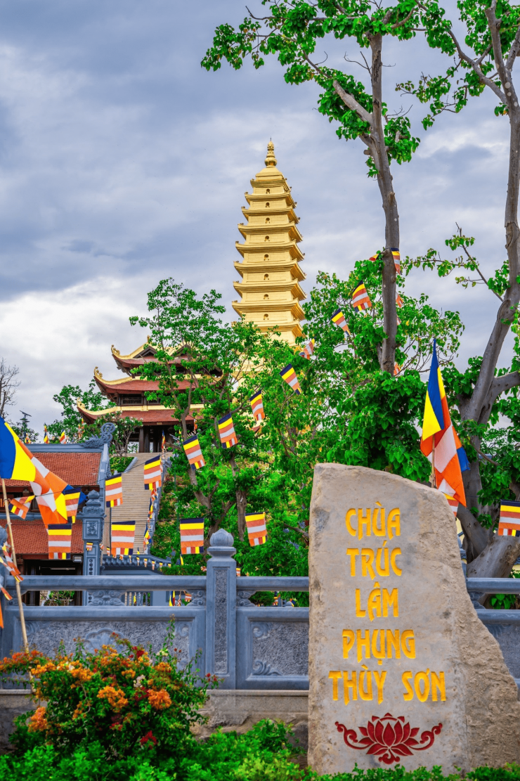 Một góc khuôn viên chùa Trúc Lâm Phụng Thùy Sơn trong nắng chiều