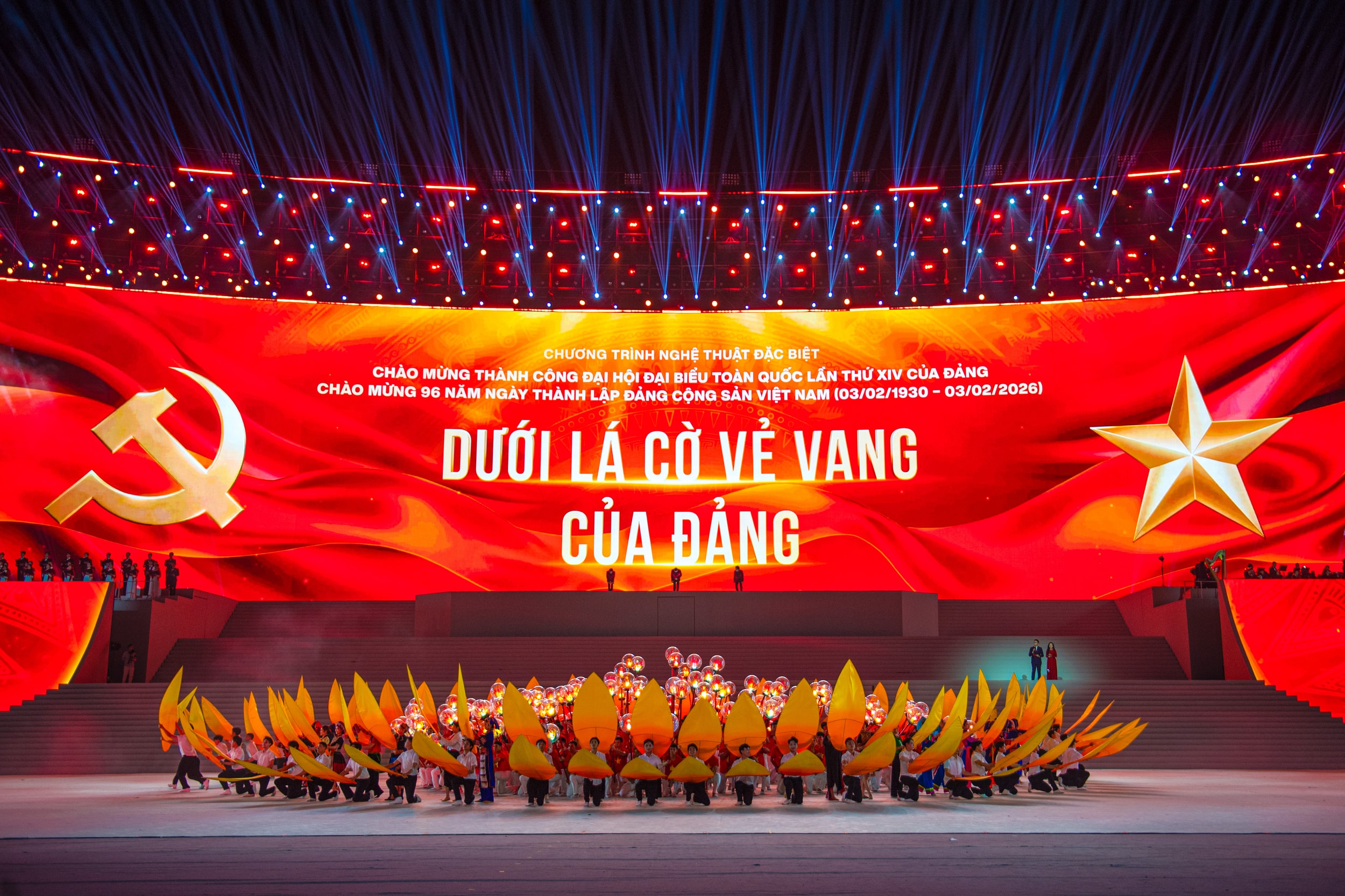 Ấn tượng những màn đồng diễn quy mô lớn trong chương trình 'Dưới lá cờ vẻ vang của Đảng'- Ảnh 1.
