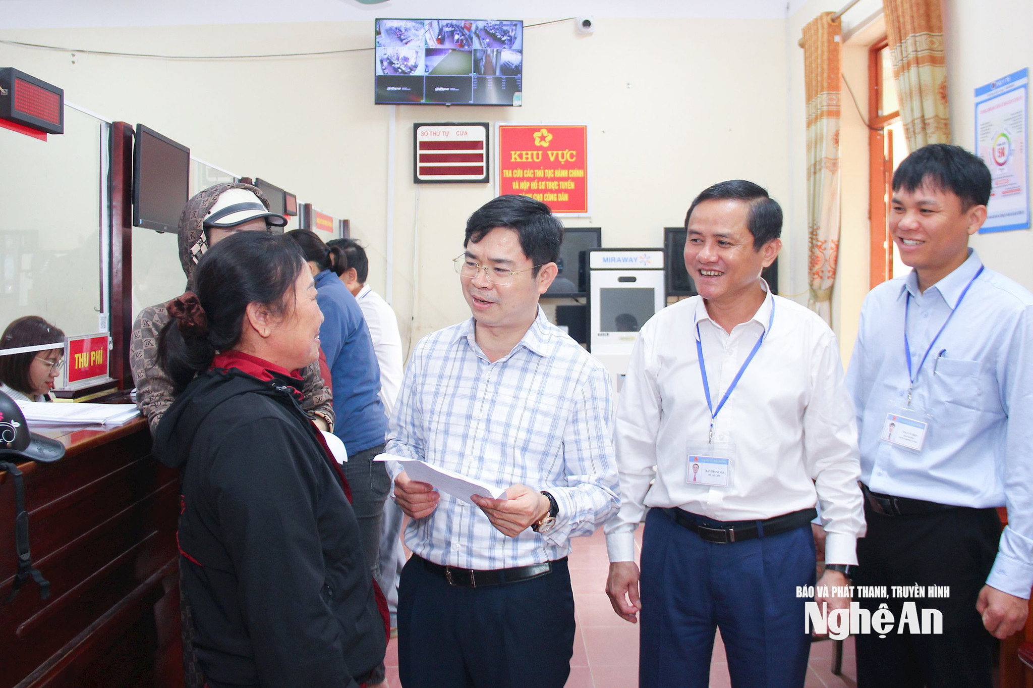 Cán bộ xã Đại Đồng lắng nghe nhân dân phản ánh về kết quả giải quyết thủ tục hành chính tại Trung tâm . Ảnh Mai Hoa