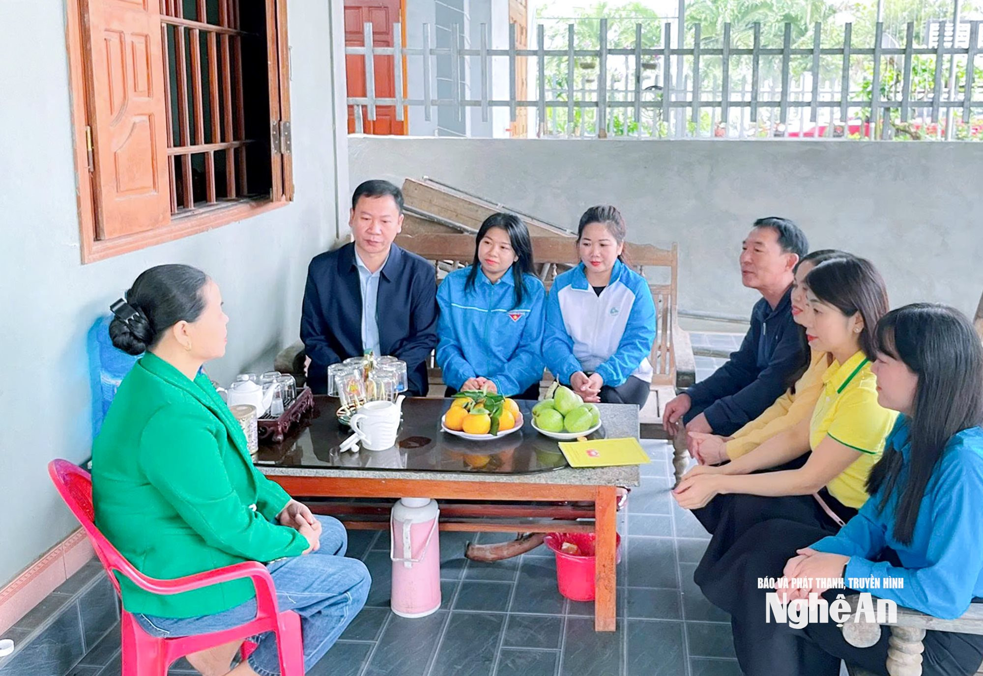 Cán bộ xã Đông Hiếu gần dân, sát dân nắm bắt tâm tư, nhu cầu của nhân dân. Ảnh Mai Hoa