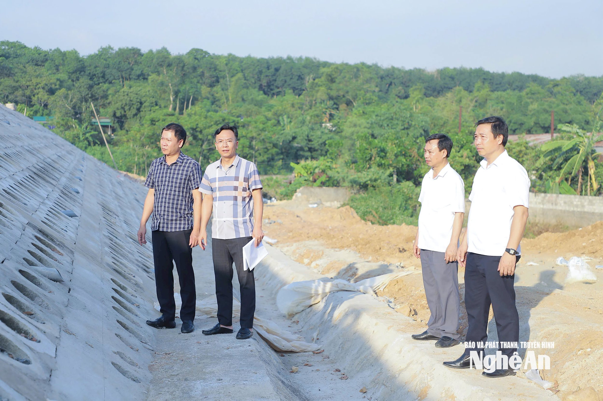 Cán bộ xã Đông Hiếu kiểm tra việc xây dựng công trình trên địa bàn. Ảnh Mai Hoa