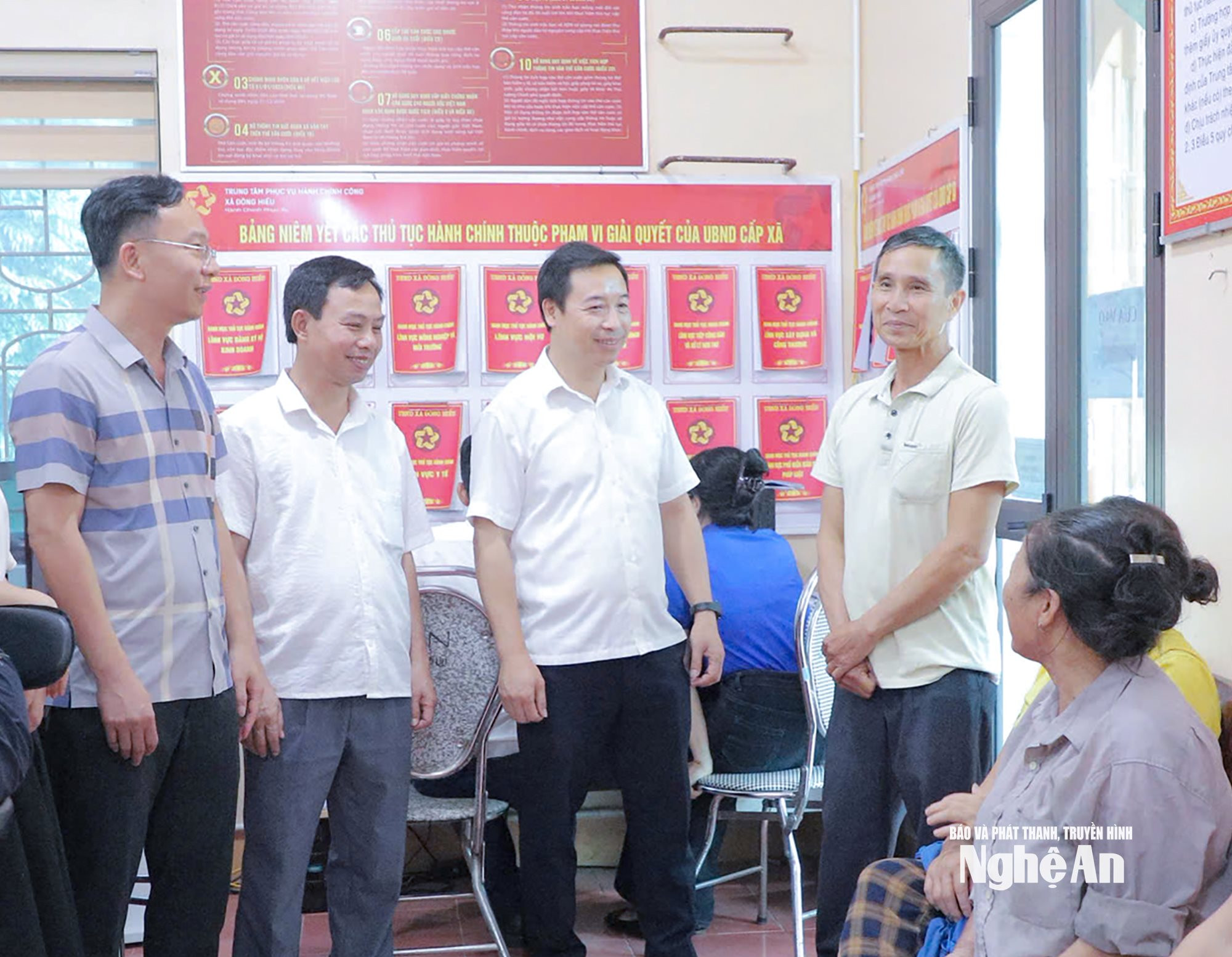 Cán bộ xã Đông Hiếu trao đổi với người dân liên quan đến giải quyết thủ tục hành chính. Ảnh Mai Hoa