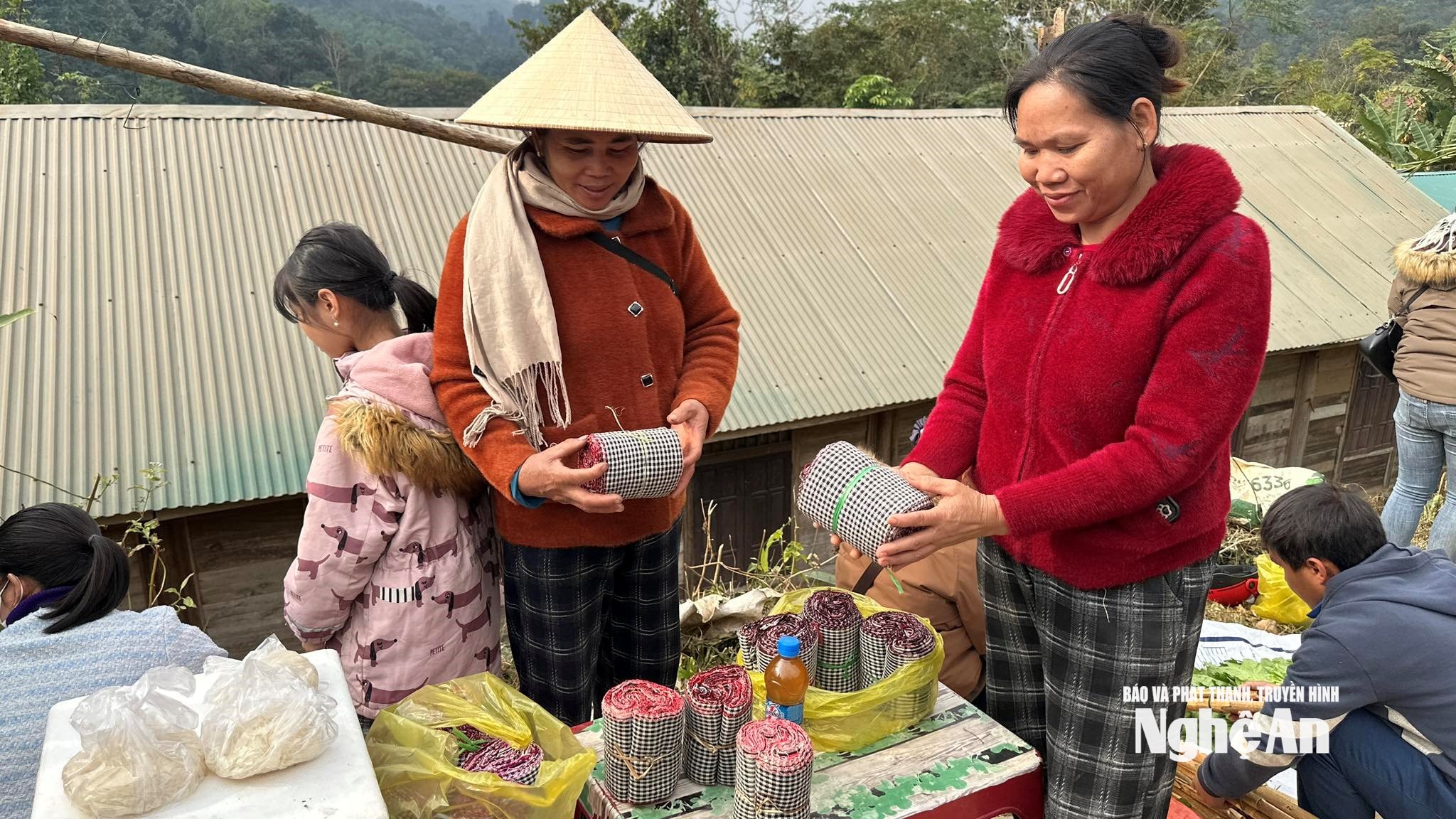  chợ phiên Nhôn Mai được tổ chức lại là minh chứng rõ nét cho sự hồi sinh sau lũ. Ảnh_ T.Pchợ phiên
