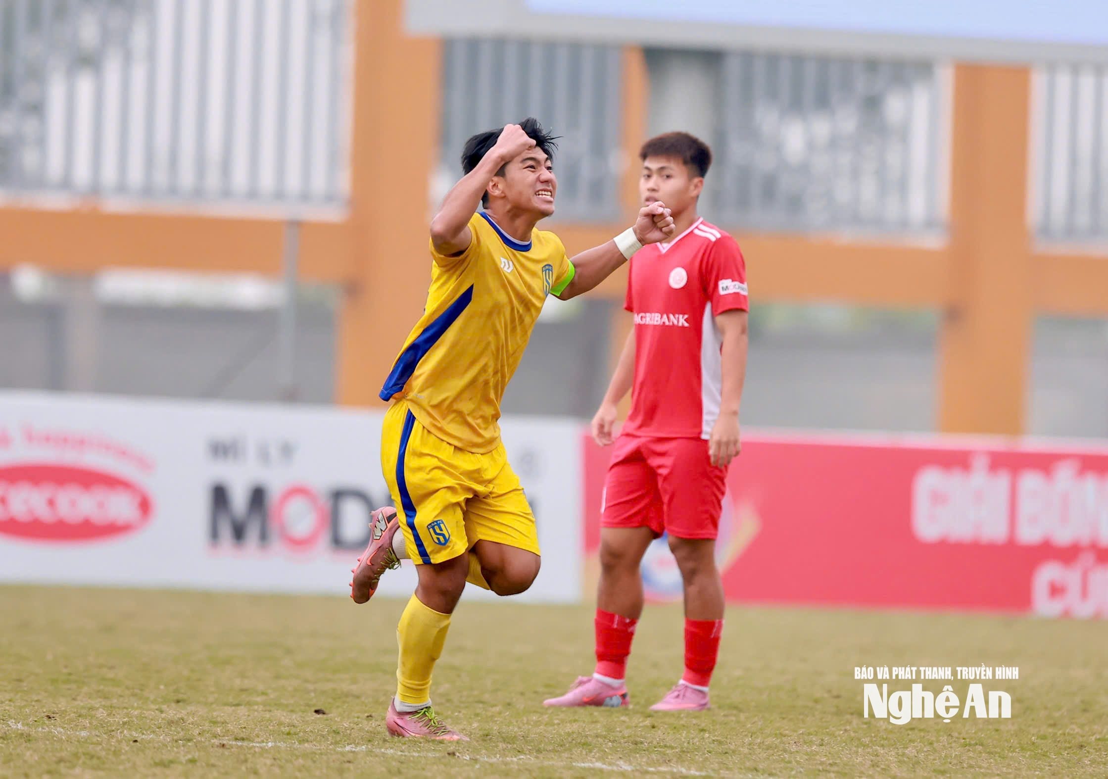 Tấn Minh mở tỷ số cho U19 SLNA. Ảnh: Hải Hoàng