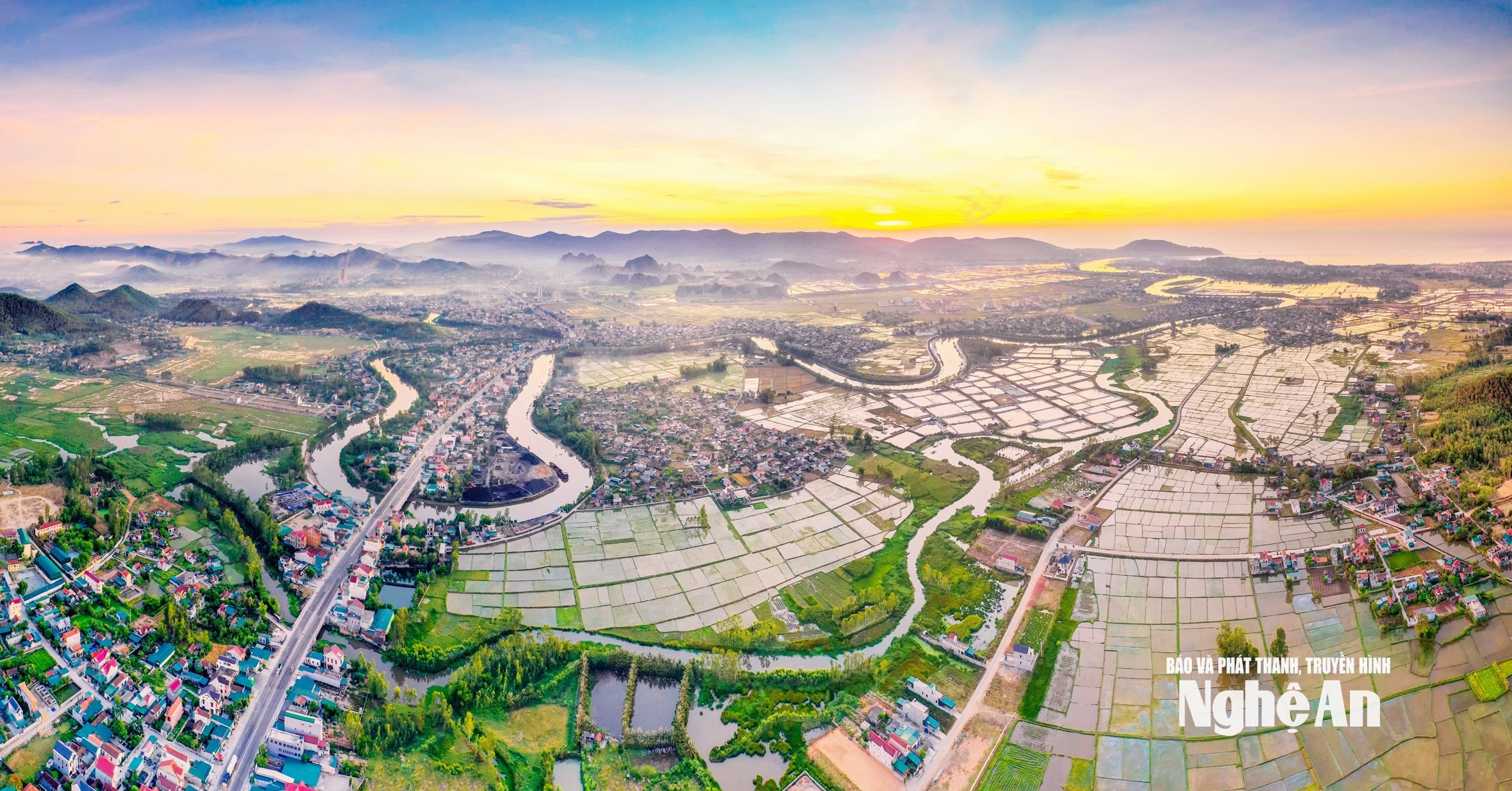 Bình minh Hoàng Mai. Ảnh Hồ Long