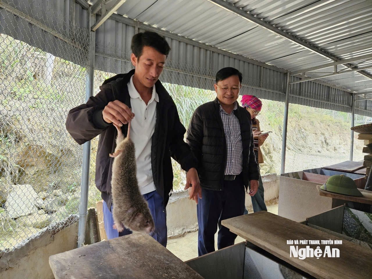 Cán bộ xã luôn đồng hành cùng bà con trong tái thiết sinh kế sau lũ. Ảnh_ T.P7465483965304_8482d502d29ca31df325a006f21272fa