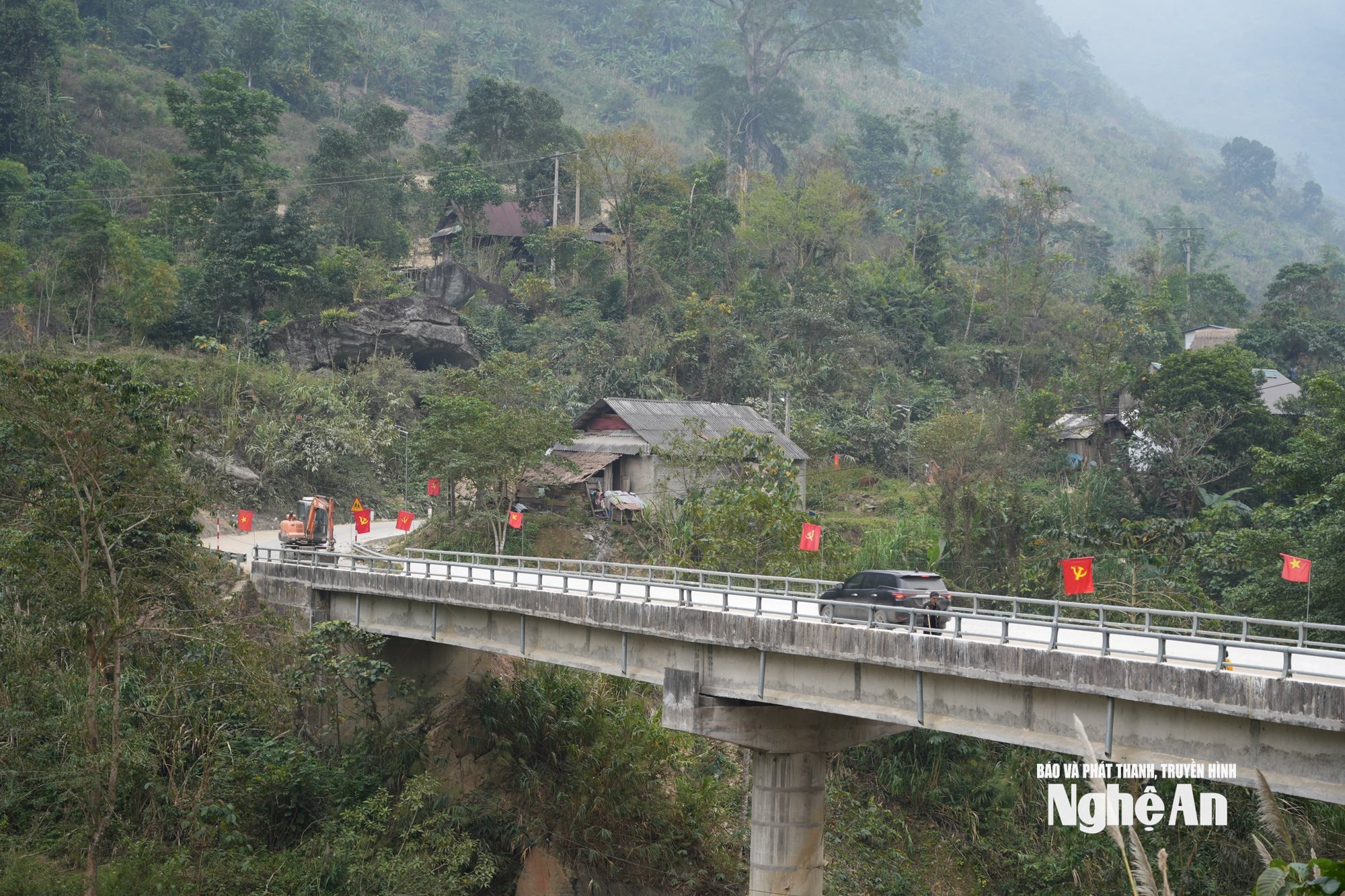 Đường vào trung tâm xã Nhôn Mai