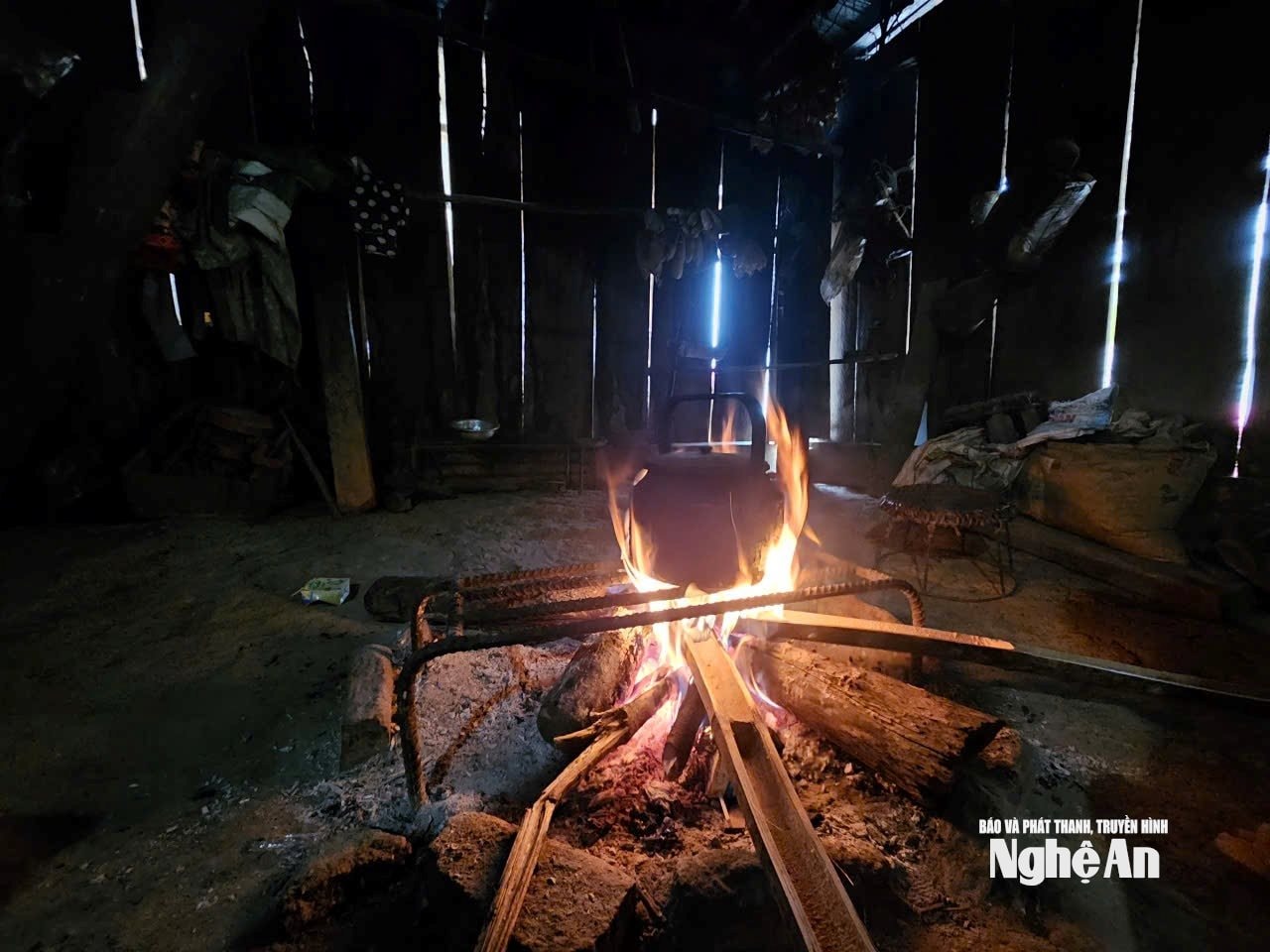 Những bếp lửa ấm lại trong những căn nhà tạm sau lũ ở Nhôn Mai.