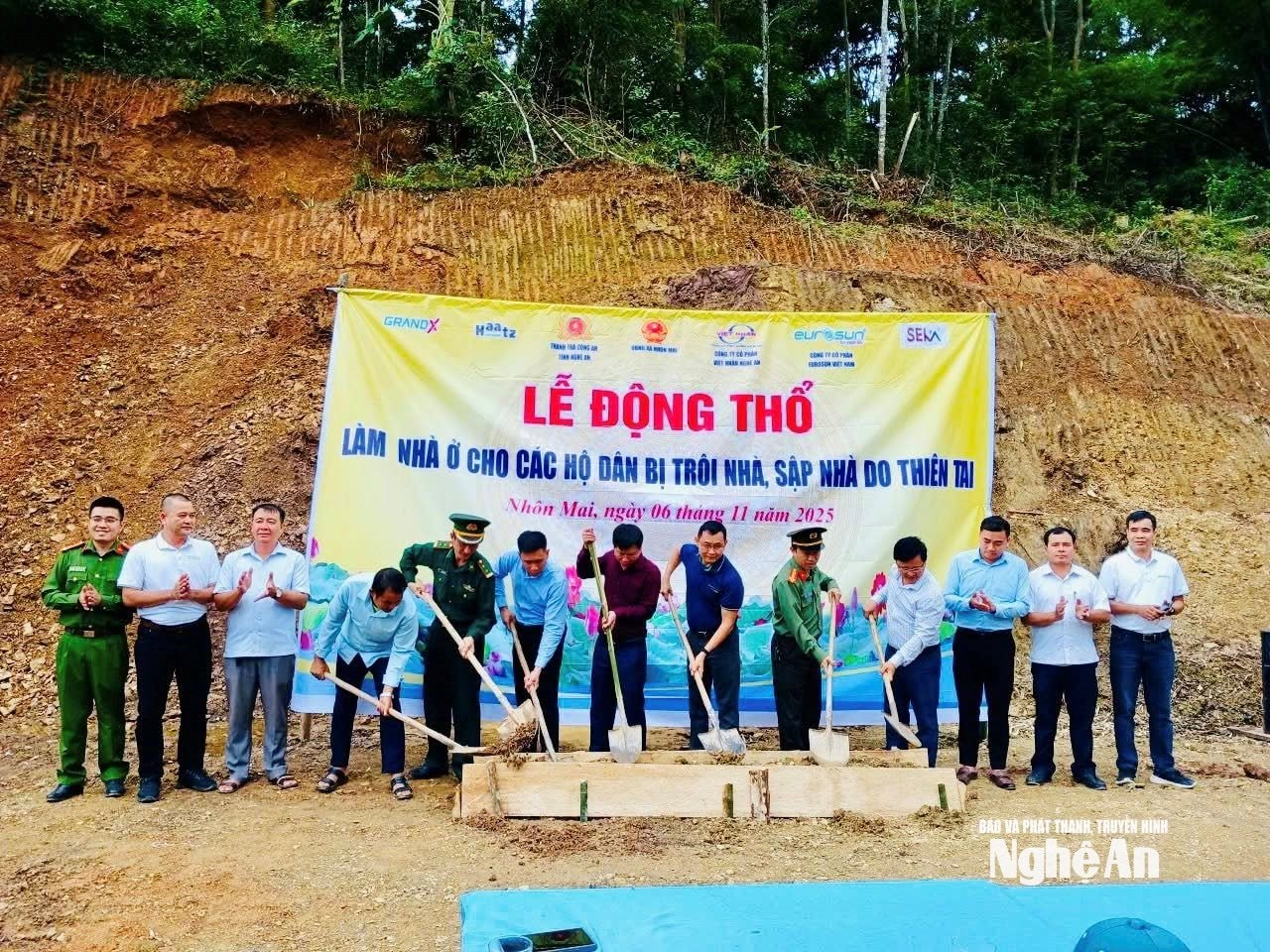Những ngôi nhà bị xoá sổ sau mưa lũ nay đang được dựng lại trên nền đất mới với sự chung tay, đồng hành từ nhiều phía. Ảnh_ T.Pđộng thổ