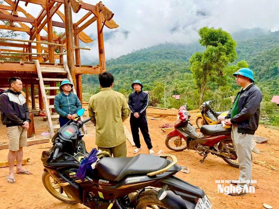 Những ngôi nhà bị xoá sổ sau mưa lũ nay đang được dựng lại trên nền đất mới với sự chung tay, đồng hành từ nhiều phía. Ảnh_ T.Pdựng nhà