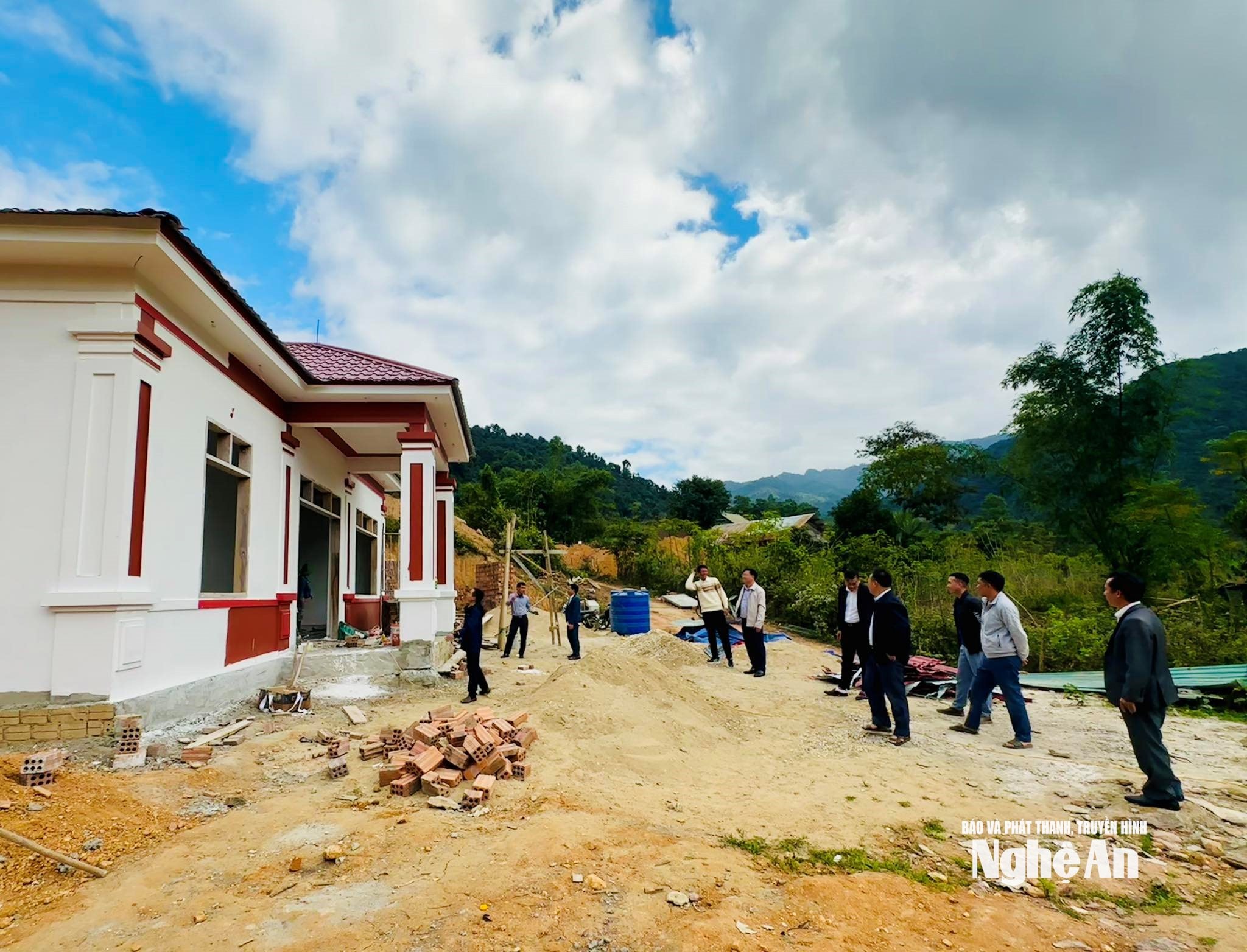 Những ngôi nhà bị xoá sổ sau mưa lũ nay đang được dựng lại trên nền đất mới với sự chung tay, đồng hành từ nhiều phía. Ảnh_ T.Pxây nhà
