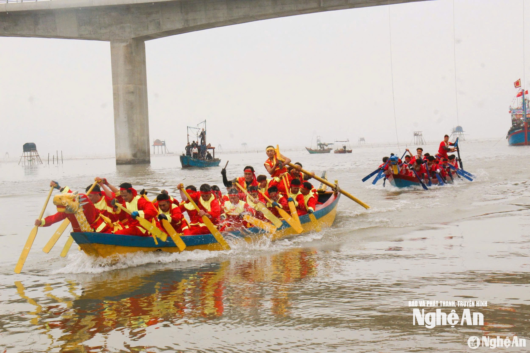 Những không gian lễ hội văn hóa cổ truyền thu hút nhiều người dân tham gia, tạo niềm vui và sự gắn kết trong ngày Tết. Ảnh: Huy Thư - Thanh Phúc - Thanh Toàn