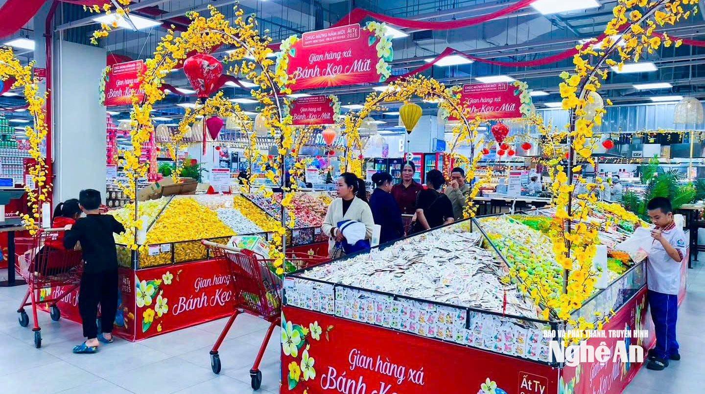 Đời sống vật chất ngày càng được nâng cao giúp cho người dân có thêm điều kiện để trang hoàng ngày Tết. Cùng với đó là xu hướng lì xì online cũng đang được nhiều bạn trẻ ưa chuộng. Ảnh: Thanh Phúc - Hoài Thu - Thùy Trang Vũ