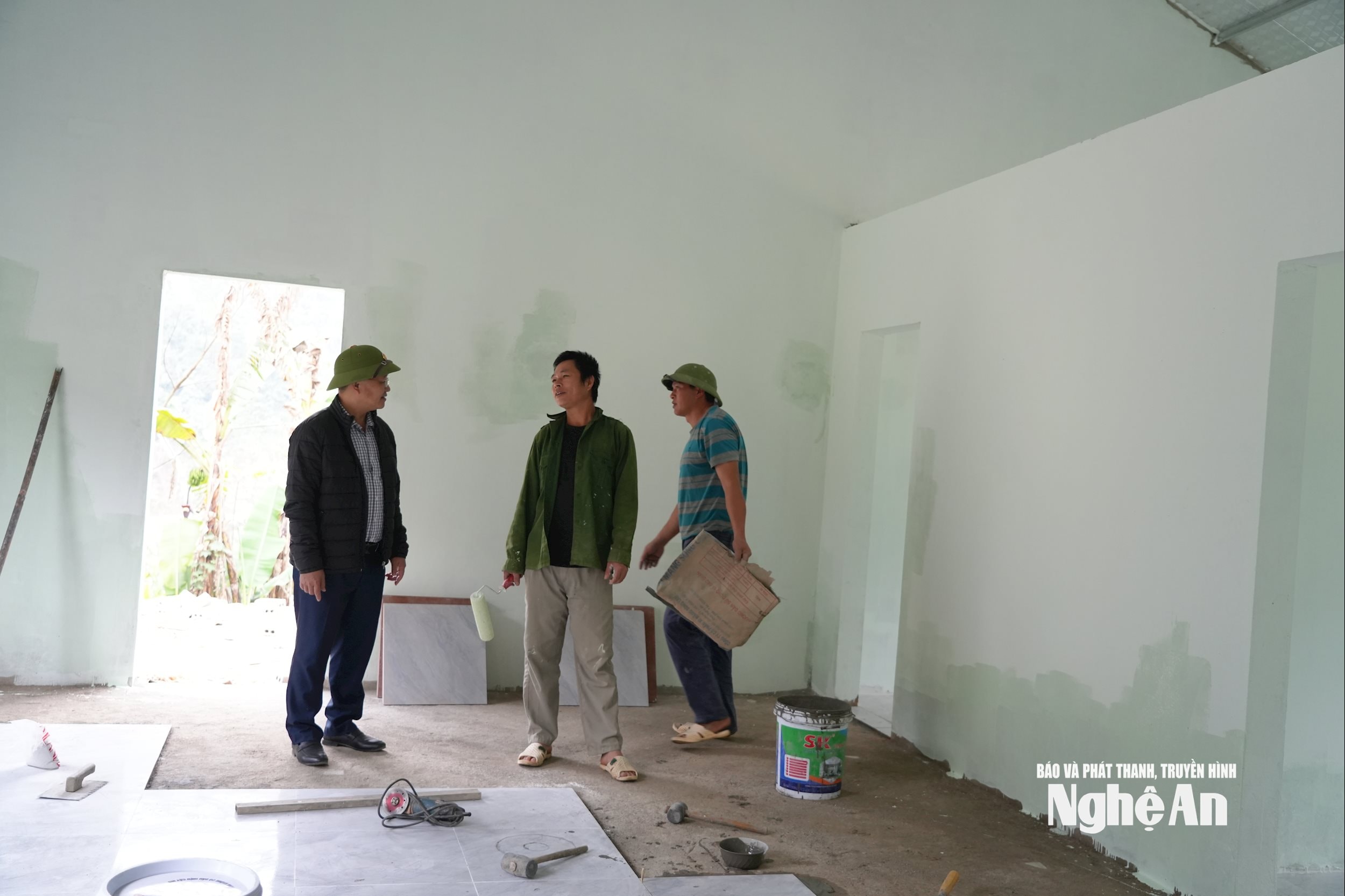 Trong những ngày làm nhà, gia đình ông Hồng luôn nhận được sự động viên của cán bộ xã Nhôn Mai.Ảnh TP JPG