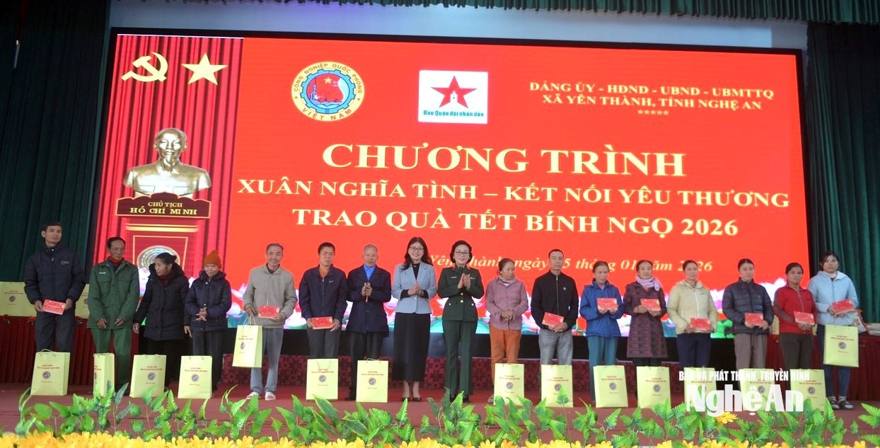 Thiếu tướng Phan Thị Hoài Vân - Phó Chủ nhiệm Tổng cục Công nghiệp Quốc phòng trao quà cho các hộ có hoàn cảnh đặc biệt khó khăn tại xã Yên Thành. Ảnh: Văn Trường