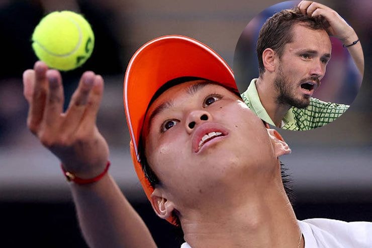 Daniil Medvedev ôm đầu thất vọng trước sức ép của Learner Tien tại Australian Open