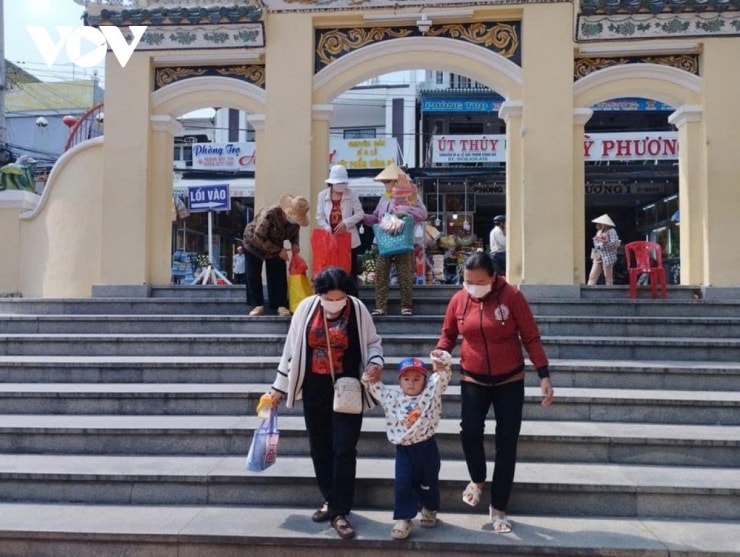 Mỗi năm Miếu Bà Chúa Xứ đón từ 4 đến 5 triệu lượt khách từ khắp mọi miền đất nước đổ về chiêm bái.