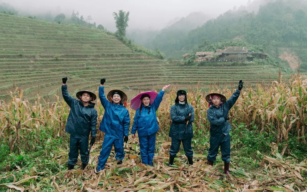 Các thành viên Gia đình Haha hòa nhập vào đời sống tại bản Liền