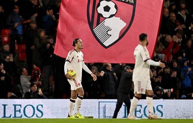 Hàng thủ Liverpool thi đấu thiếu tập trung trong trận gặp Bournemouth.