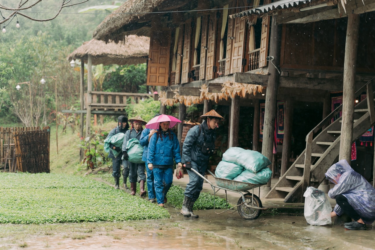 Các thành viên trải nghiệm cuộc sống vùng cao