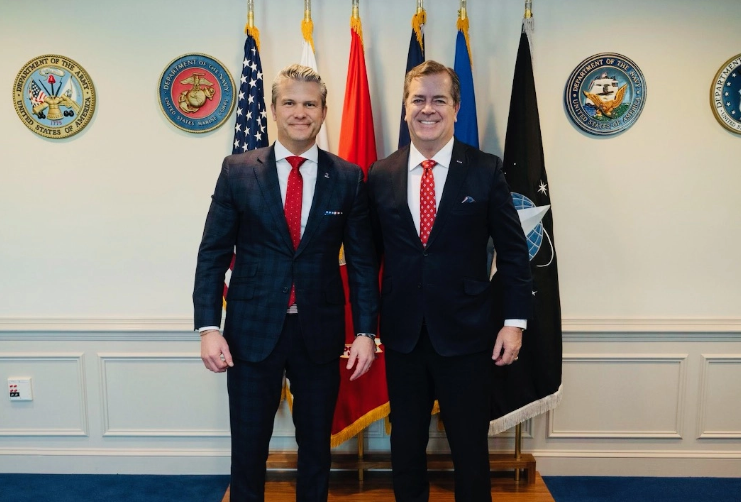 Bộ trưởng Quốc phòng Mỹ Pete Hegseth và ông Dan Rice trong cuộc gặp riêng