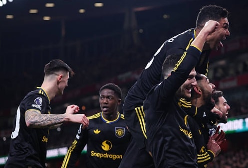 Các cầu thủ Manchester United ăn mừng chiến thắng kịch tính trước Arsenal tại Emirates.