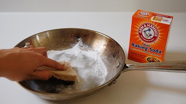 Khả năng tẩy rửa mạnh mẽ của baking soda giúp làm sạch các vết bẩn cứng đầu