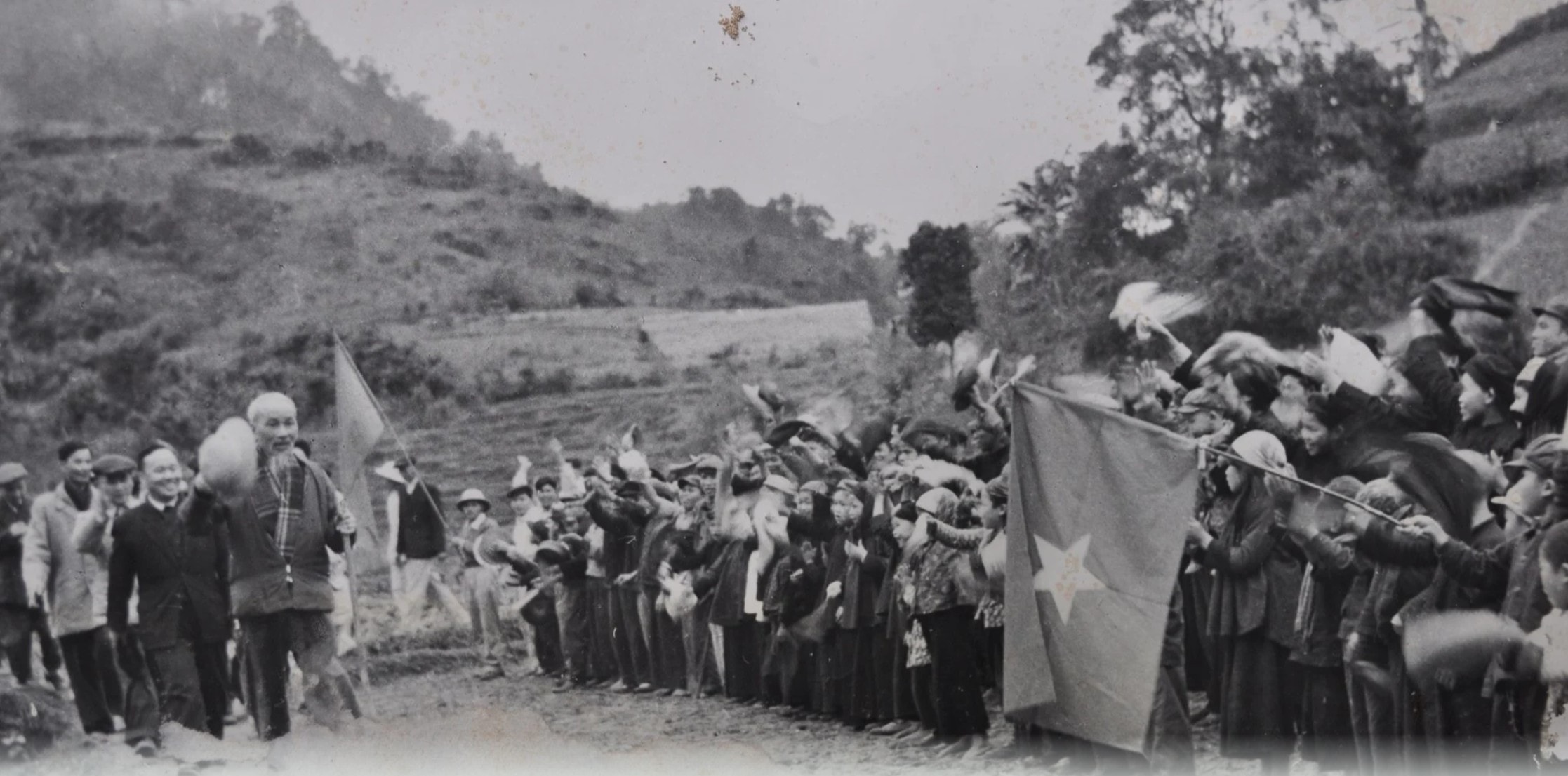 Bác Hồ về thăm nhân dân Pác Bó Ngày 20,2,1961.