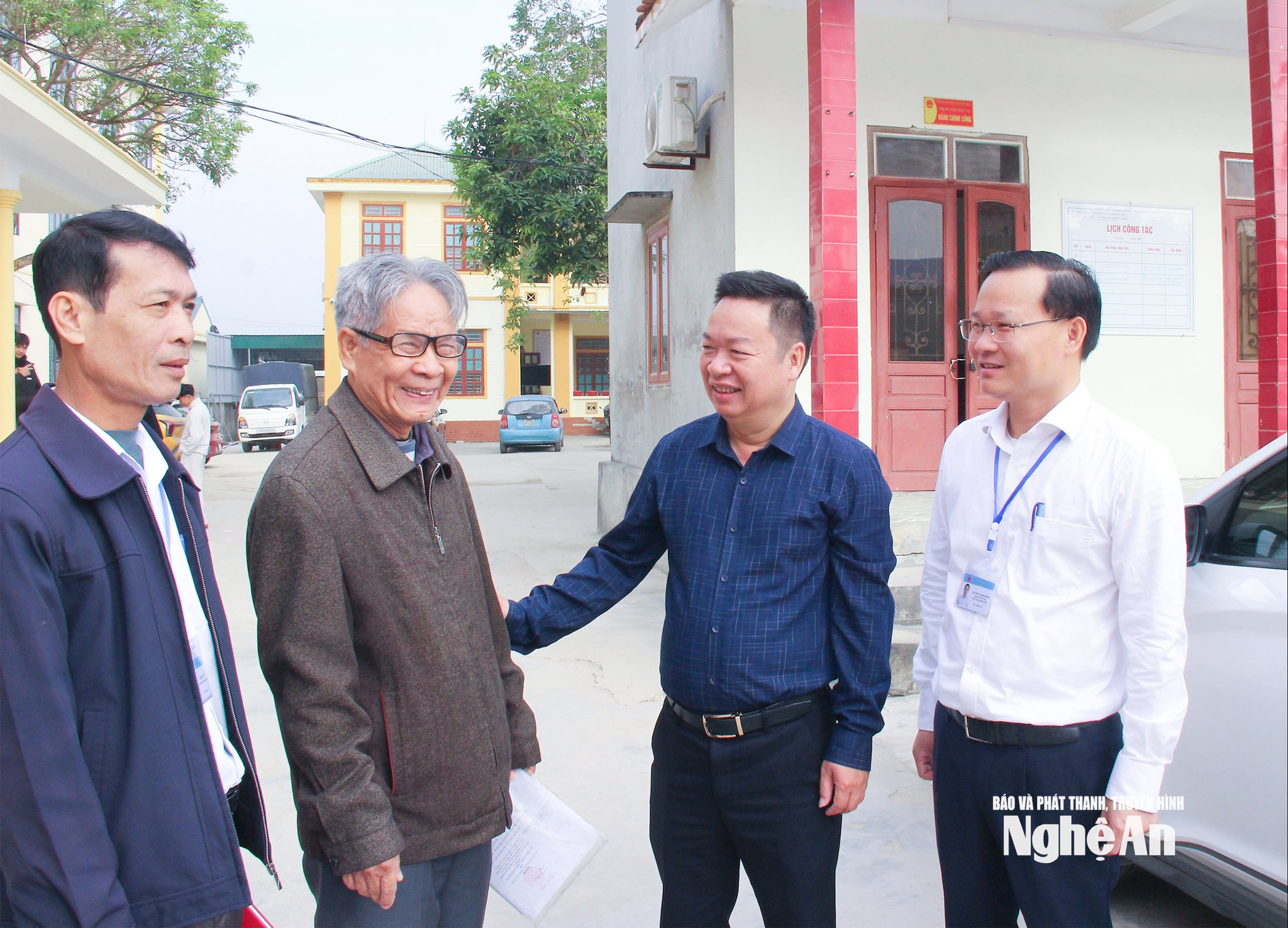 Cán bộ phường Hoàng Mai