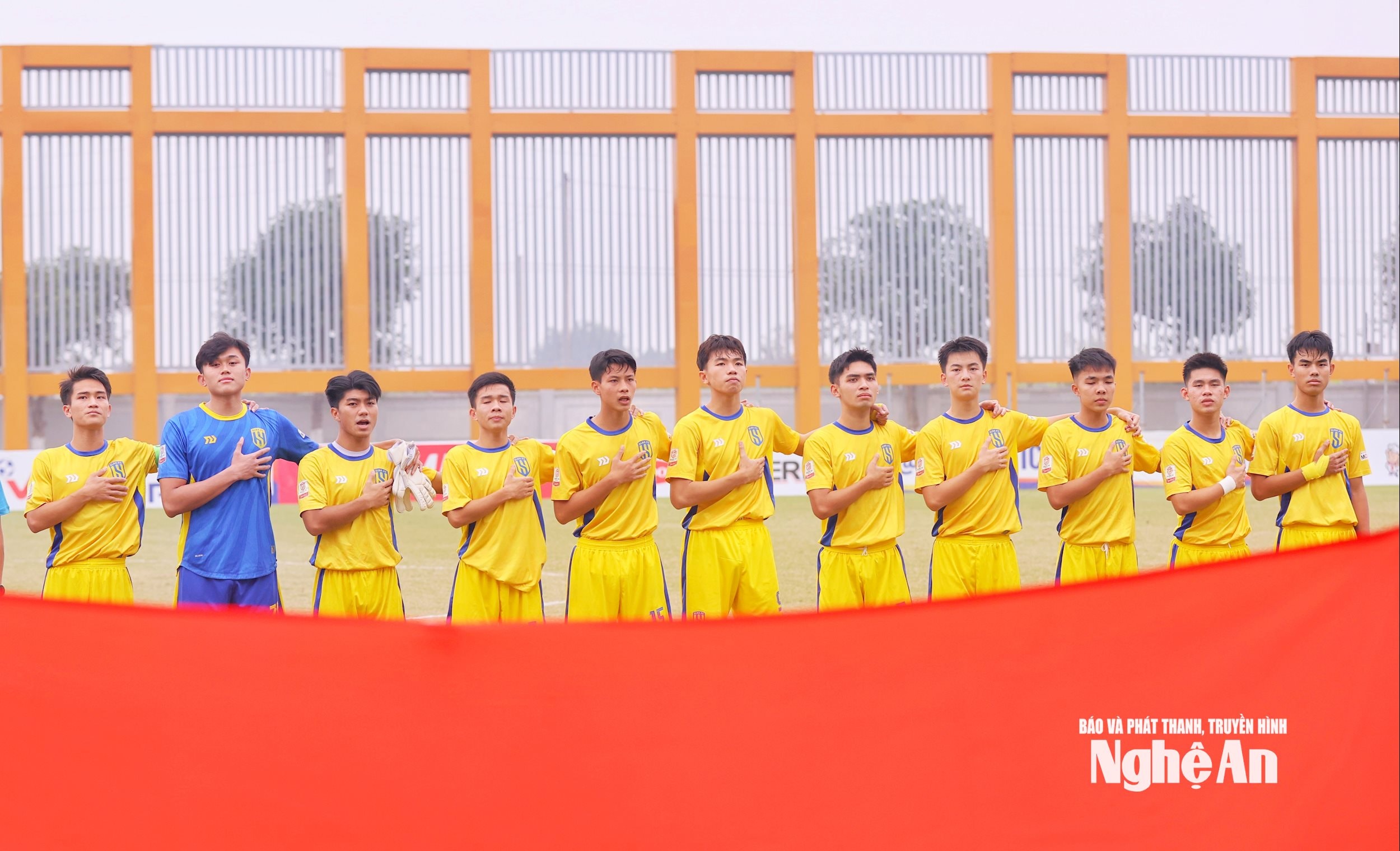 Những gương mặt trẻ khoác áo vàng SLNA bước ra sân với ánh mắt quyết tâm. Một đội hình kỷ luật, mang theo niềm tin của cả lò đào tạo xứ Nghệ trong trận chung kết. Ảnh: Đức Anh
