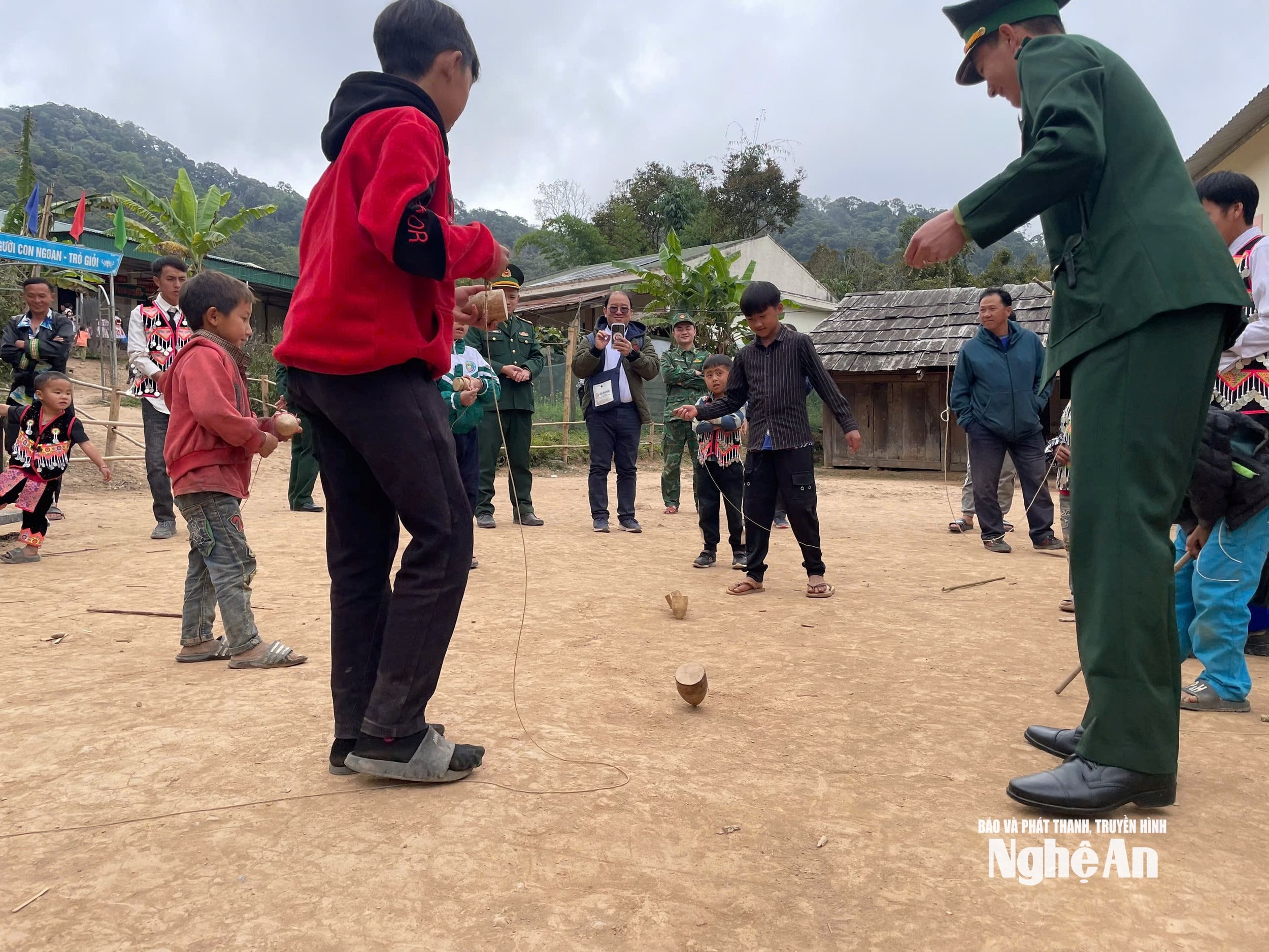 BĐBP chơi đánh cù cùng trẻ em bản Nhợt Lợt, xã Mỹ Lý. Ảnh HT