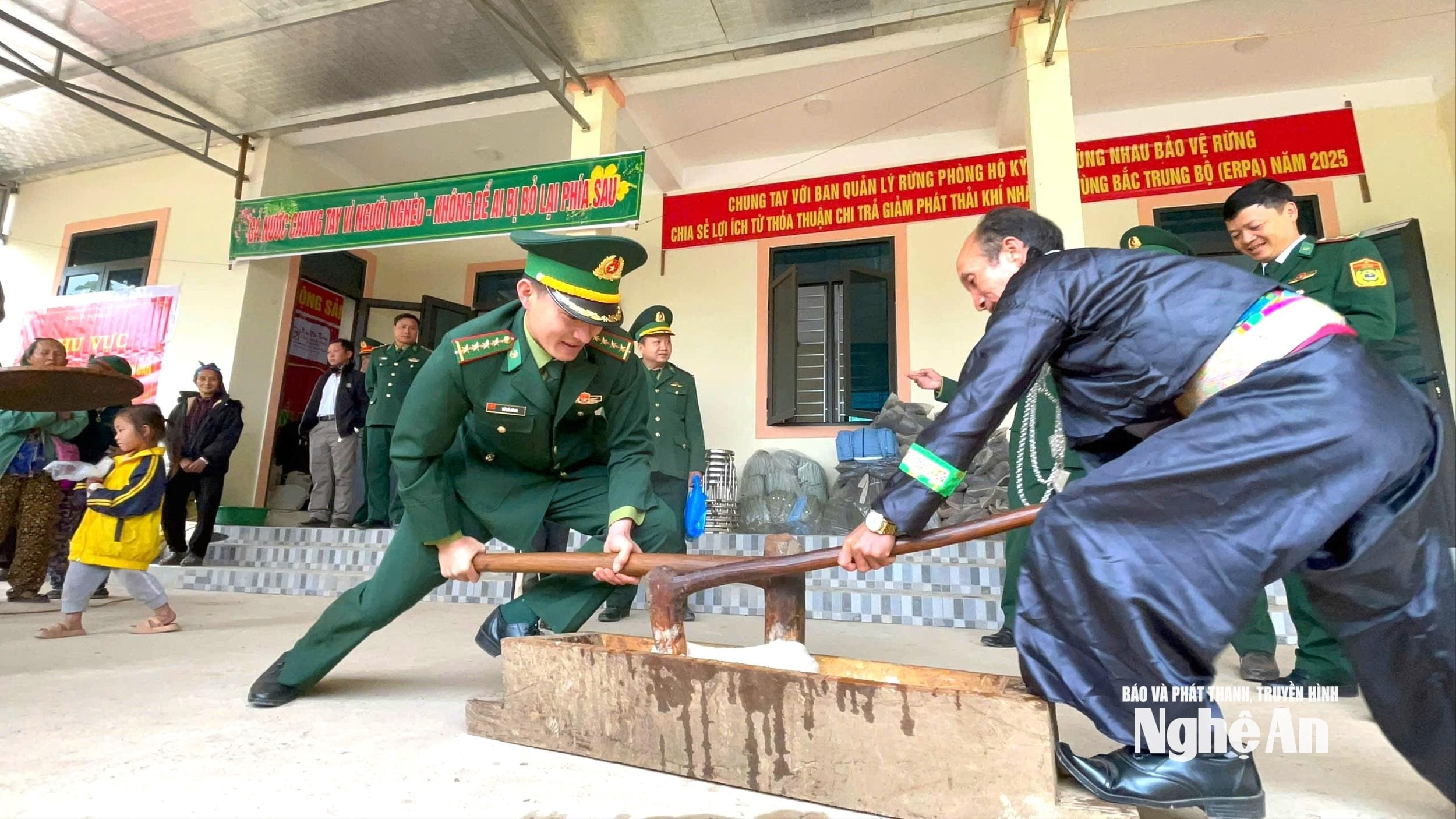 Bộ đội Biên phòng và dân bản Nhọt Lợt giã bột làm bánh dày truyền thống đồng bào Mông. Ảnh HT
