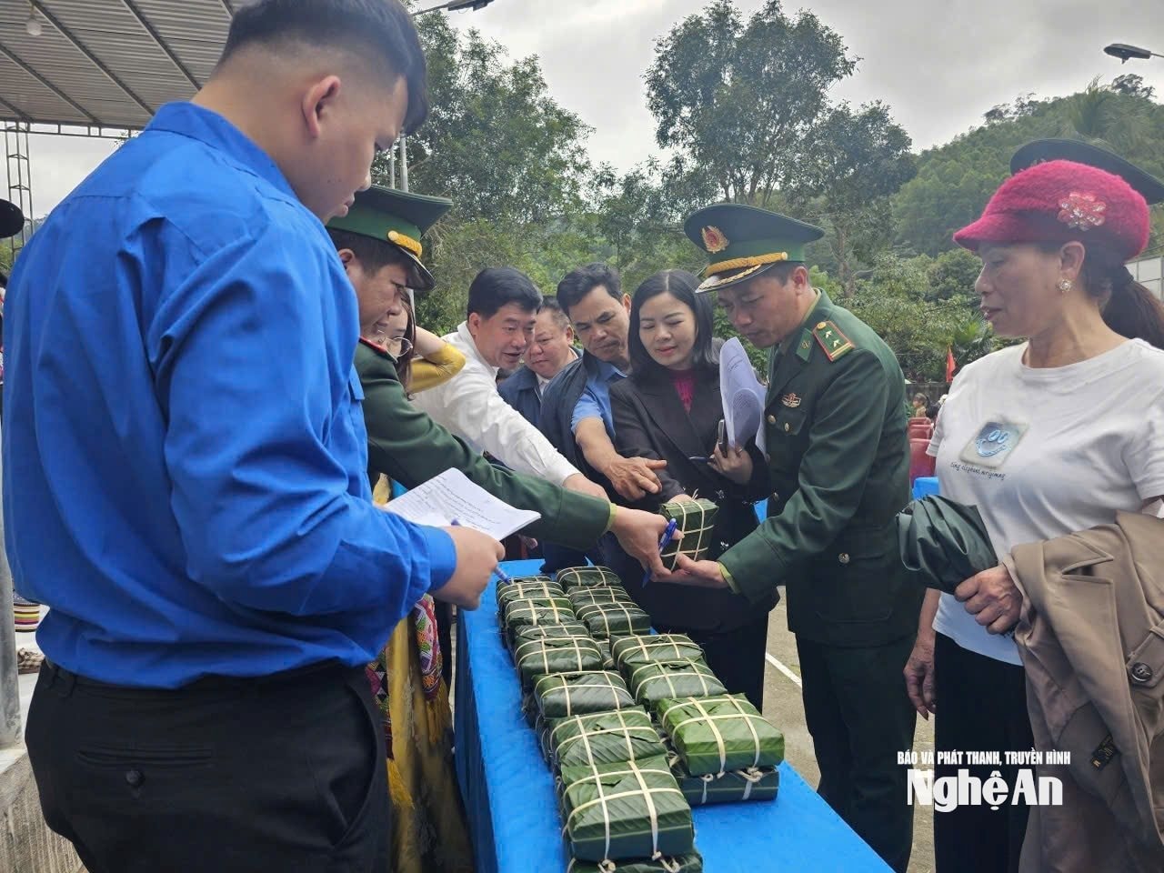 Cán bộ Đồn biên phòng phúc Sơn tham gia chấm điểm cuộc thi gói bánh chưng. Ảnh HT