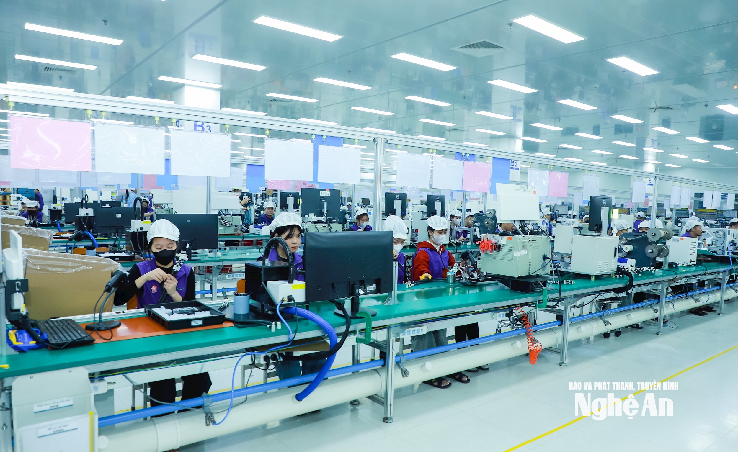 Công nhân làm việc tại nhà máy của Tập đoàn Luxshare - ICT đầu tư tại KCN VSIP Nghệ An. Ảnh: Thành Duy