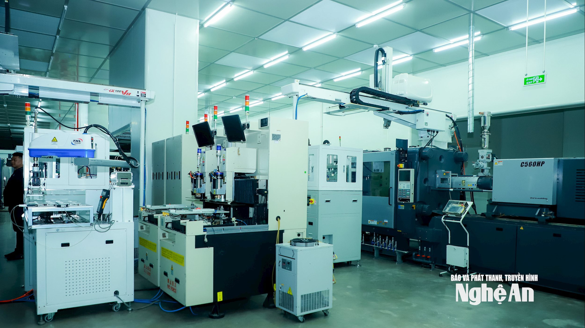 Dây chuyền sản xuất tự động hóa tại nhà máy của Tập đoàn Radiant Opto-Electronics ở KCN VSIP. Ảnh: Thành Duy