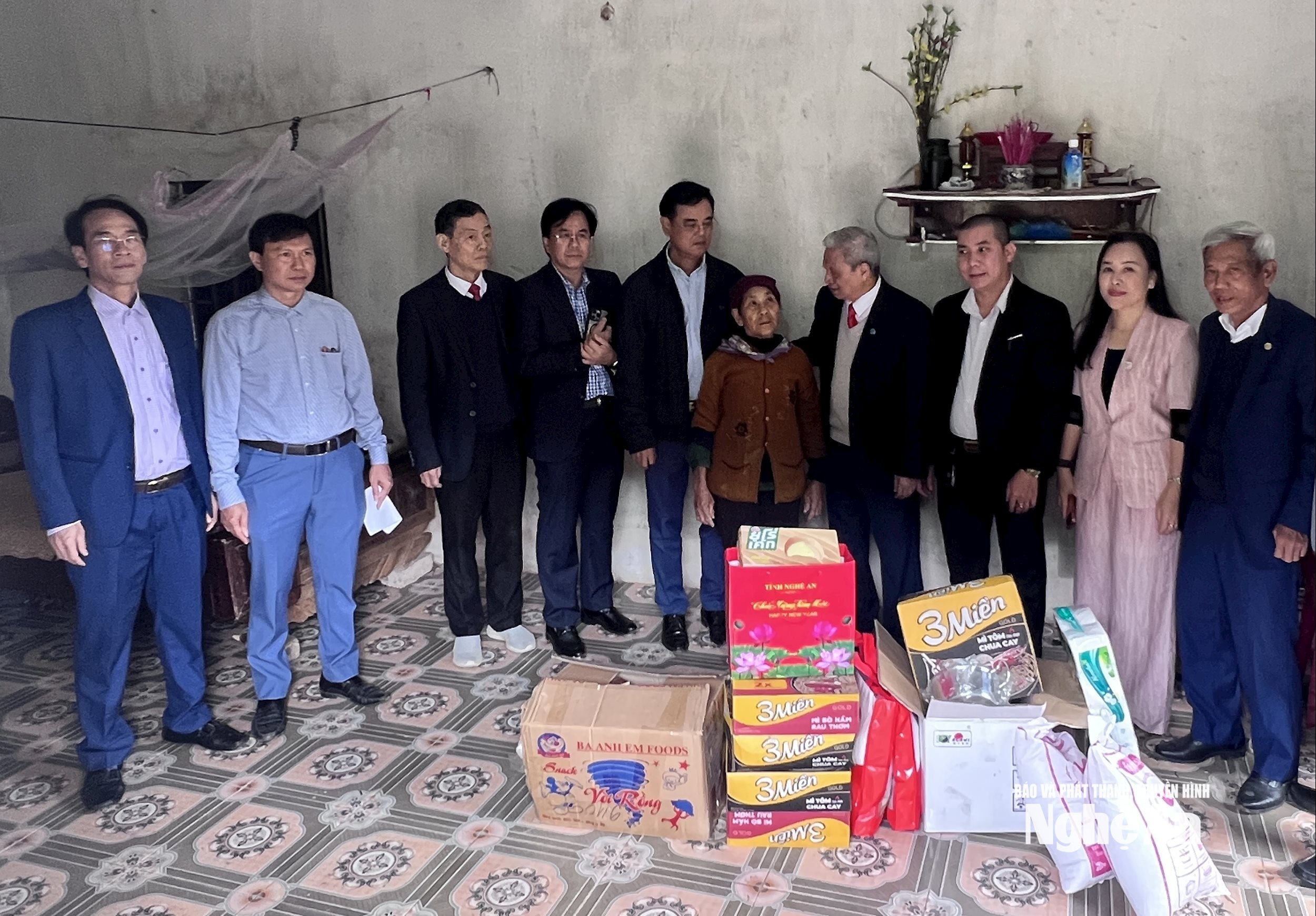 Hội đồng hương Nghi Lộc - Cửa Lò tại Hà Nội thăm và tặng quà gia đình cụ bà Ngô Thị Tần