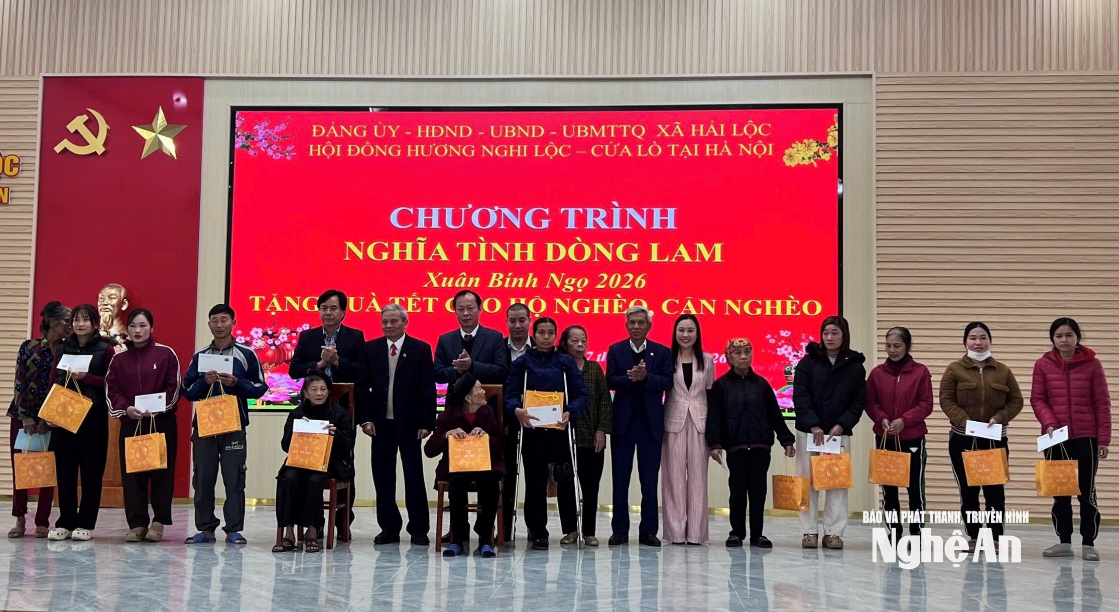 Hội đồng hương Nghi Lộc - Cửa Lò tại Hà Nội trao quà Tết cho người nghèo xã Hải Lộc. Ảnh Ngọc Dũng