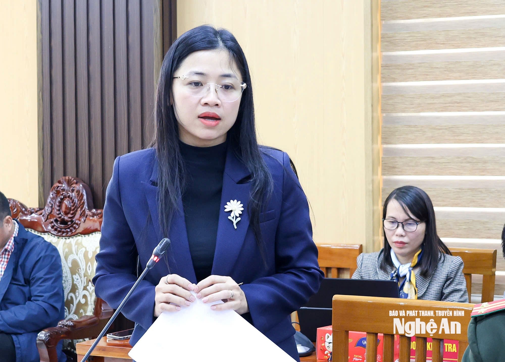 Phó Giám đốc Sở Nội vụ Nguyễn Thị Mai Thương giải đáp một số kiến nghị của các địa phương thuộc lĩnh vực ngành