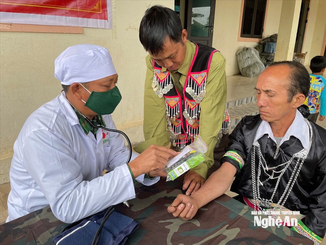 Quân y Đồn Biên phòng Mỹ Lý khám, tư vấn chăm sóc sức khỏe cho người dân bản Nhọt Lợt, xã Mỹ Lý. Ảnh LT