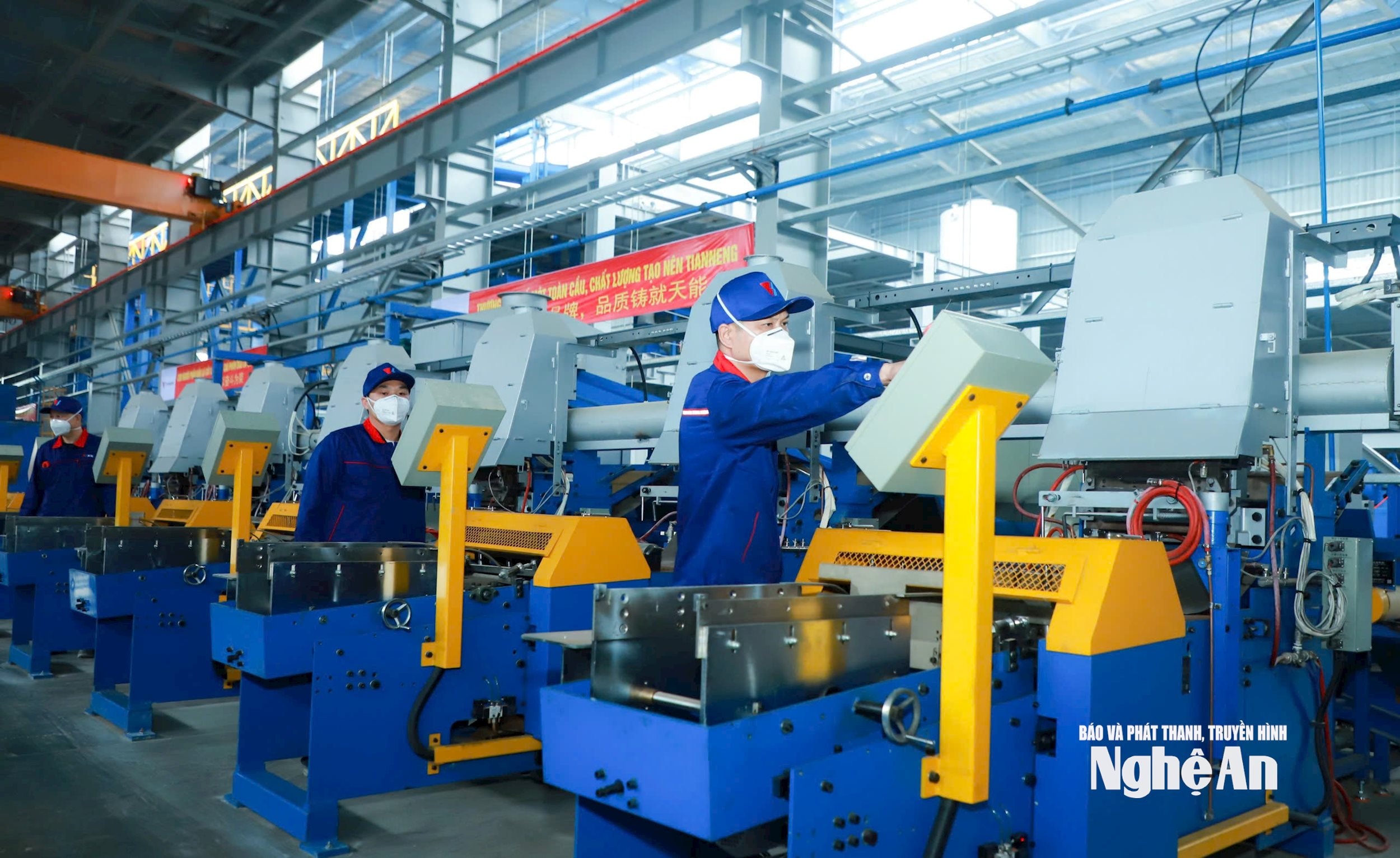 Sản xuất tại KCN Hoàng Mai II. Ảnh: Thành Duy