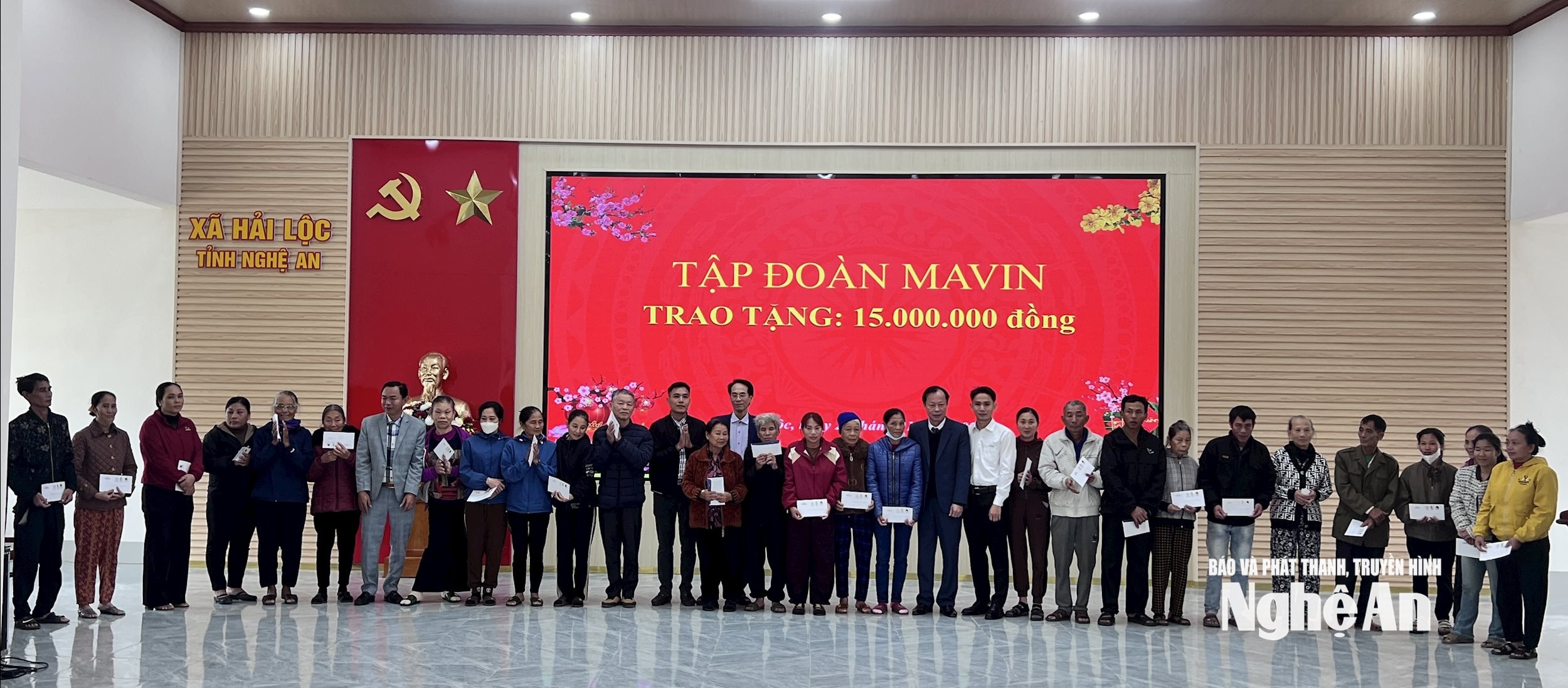 Tập đoàn Mavin trao quà Tết cho người nghèo xã Hải Lộc. Ảnh Ngọc Dũng