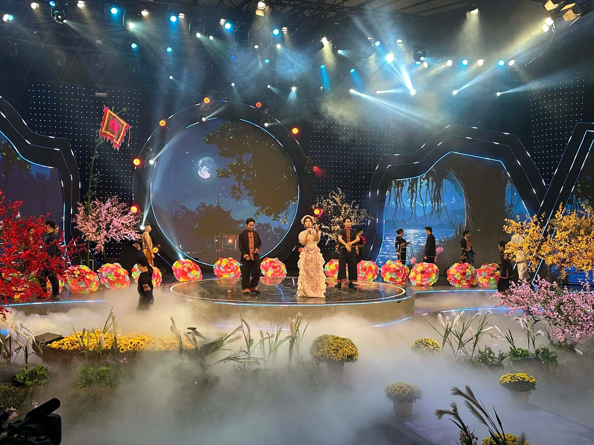 Hậu trường ghi hình chương trình Phiên chợ mùa xuân 2026 tại trường quay ngoài trời VTV