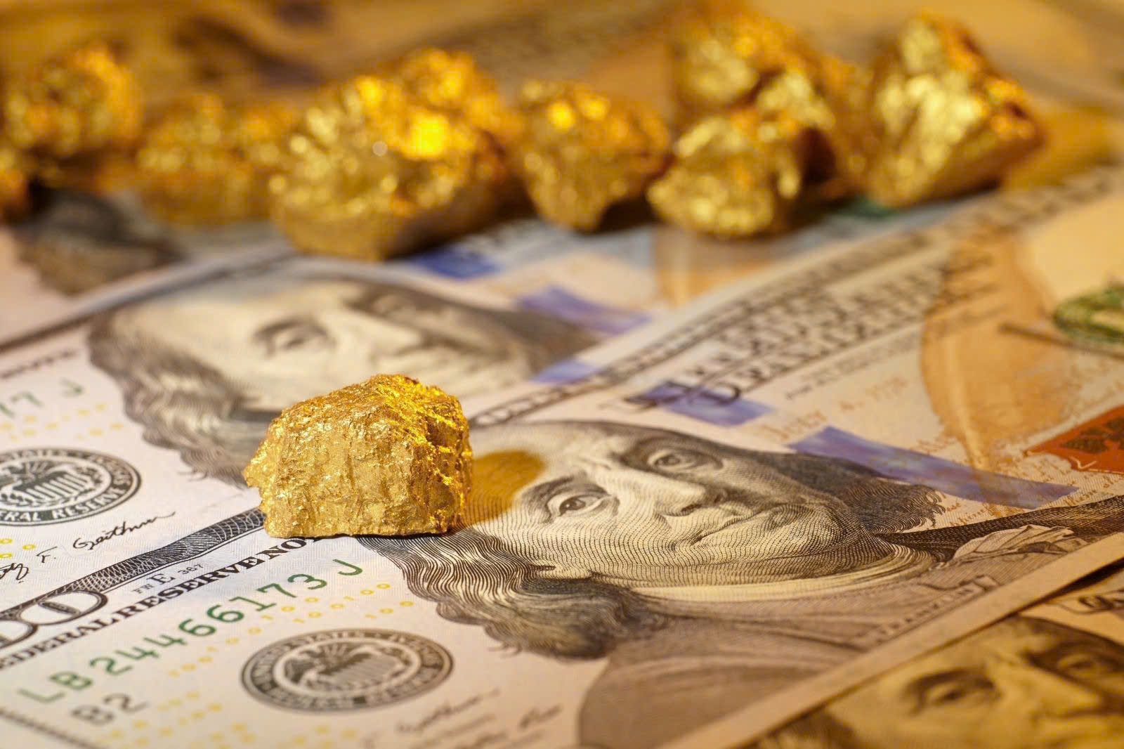 Giá vàng thế giới lần đầu tiên trong lịch sử vượt ngưỡng 5.000 USD/ounce