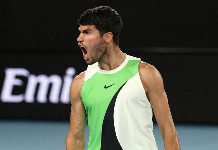 Carlos Alcaraz ăn mừng chiến thắng trước Alex De Minaur tại tứ kết Australian Open