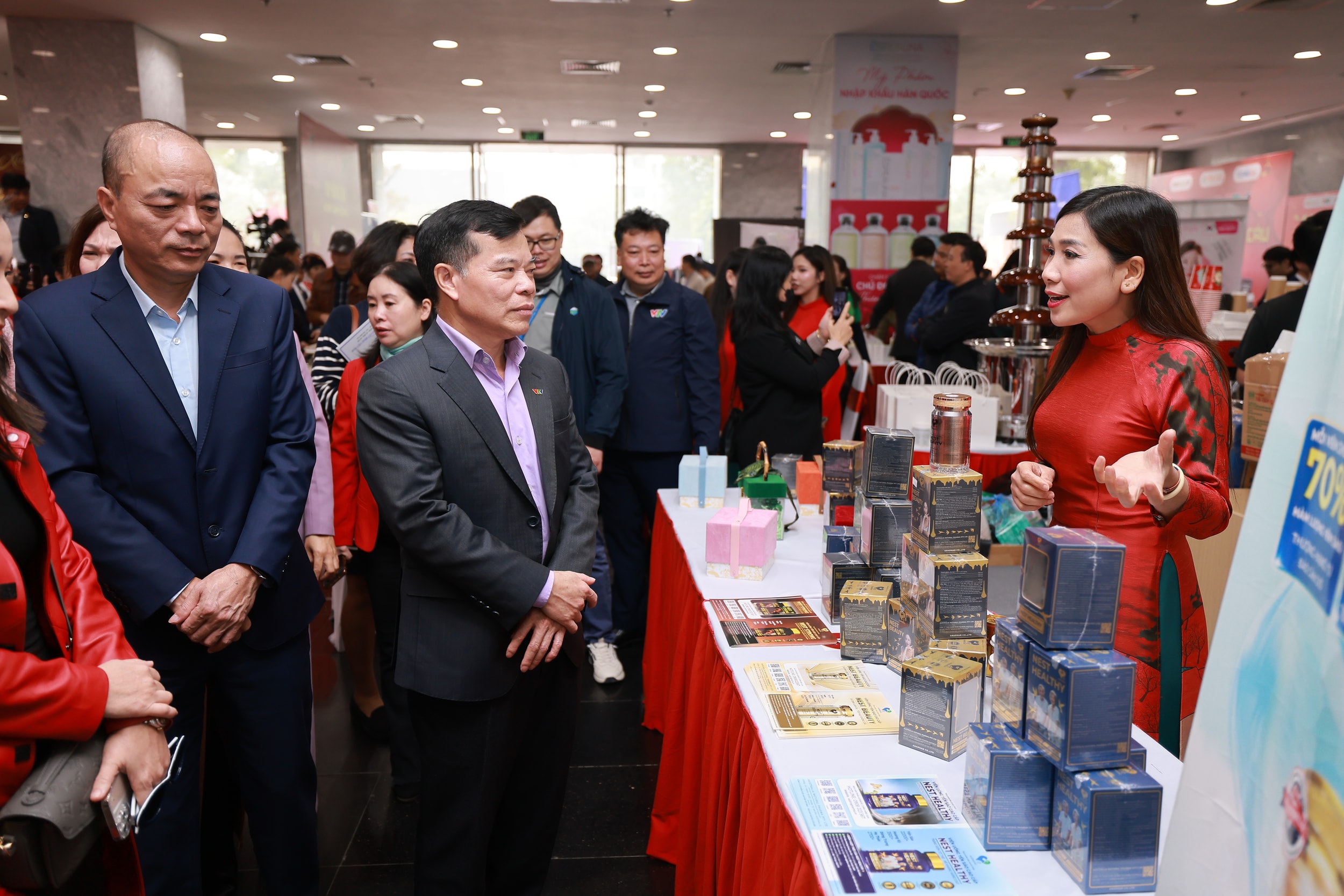 Lãnh đạo VTV tham quan gian hàng